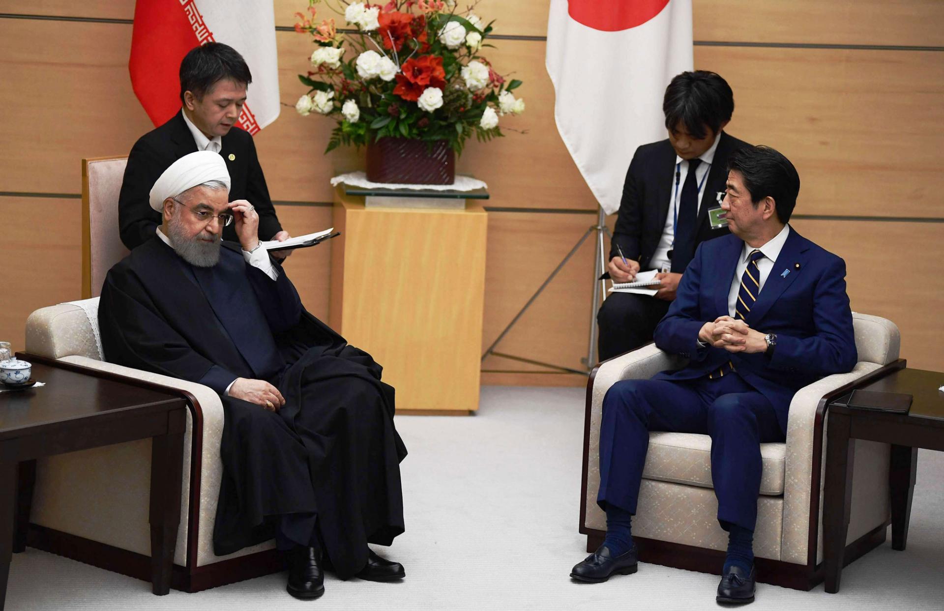 الرئيس الايراني حسن روحاني ورئيس الوزراء الياباني شينزو آبي