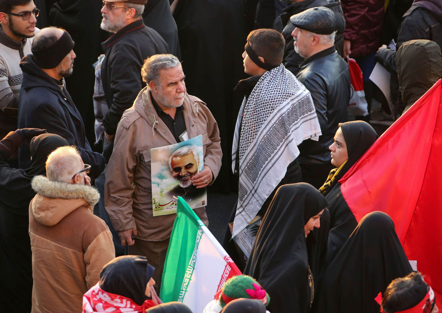 إيرانيون يحضرون جنازة قاسم سليماني