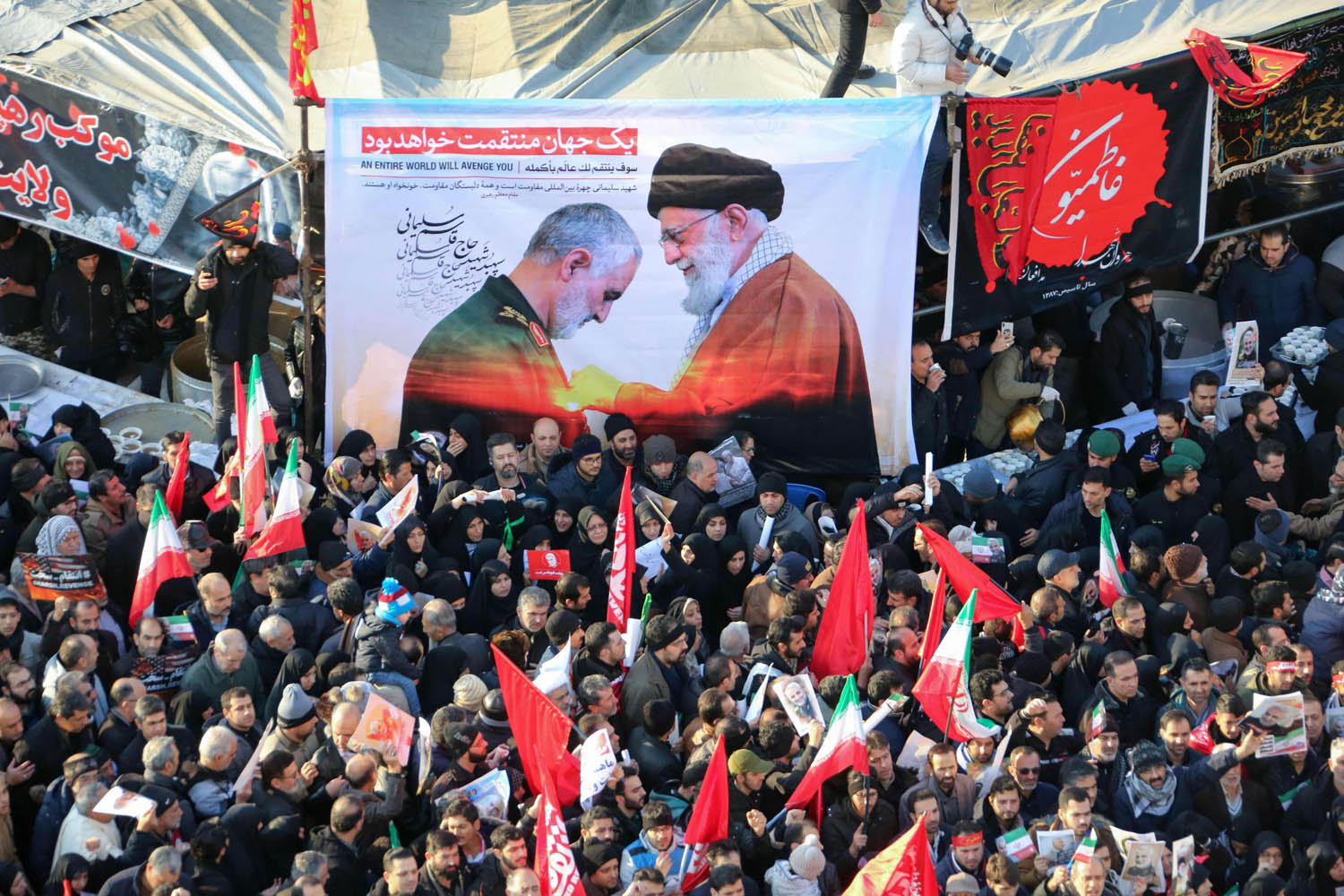 حشود إيرانية في تشييع قاسم سليماني