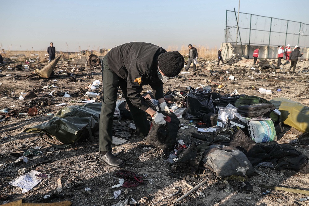 انتشال الجثث بعد حادث تحطم الطائرة الاوكرانية