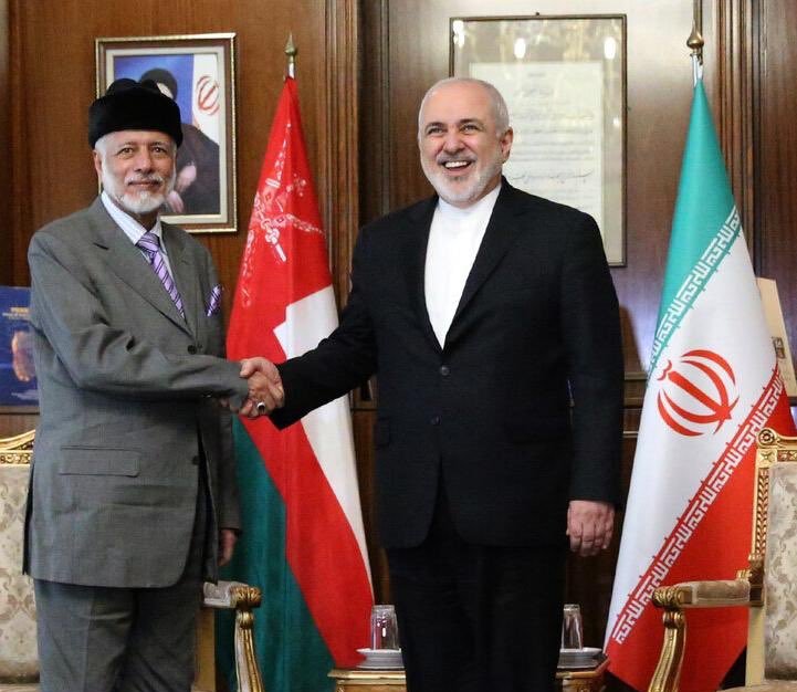 وزير الخارجية العماني يوسف بن علوي (يسار) يلتقي ظريف في طهران