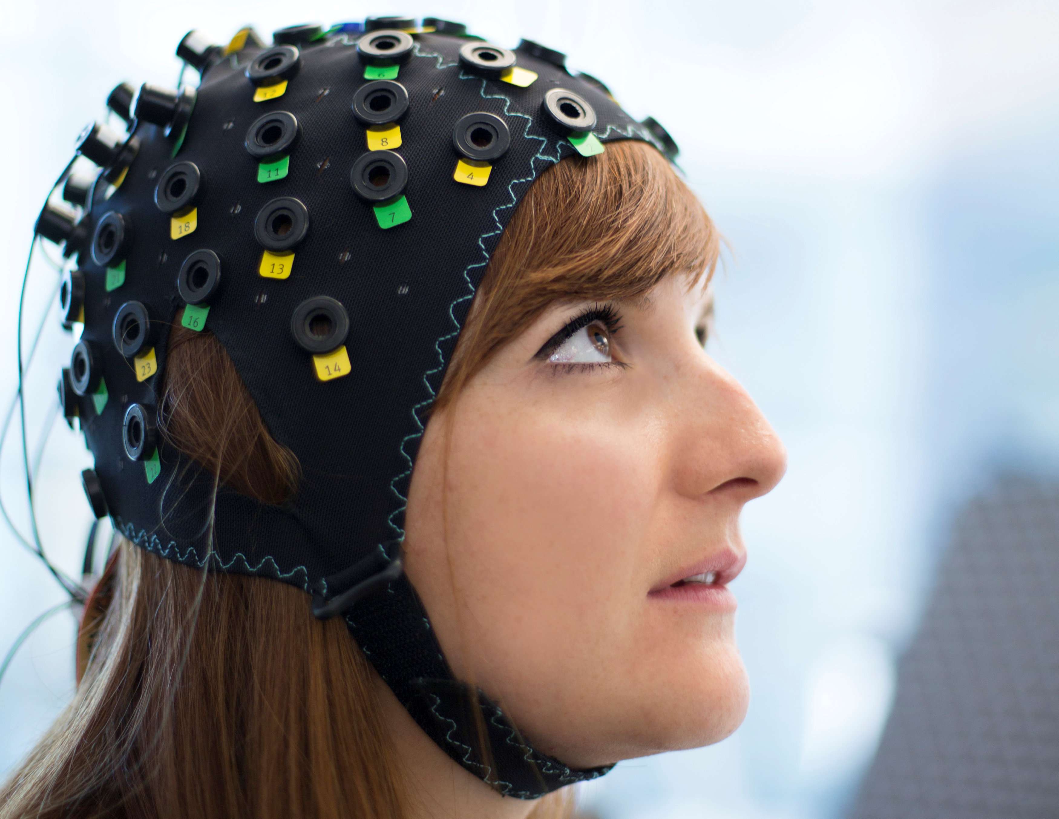 فتاة ترتدي نموذجا لنظام واجهة الدماغ للكمبيوتر