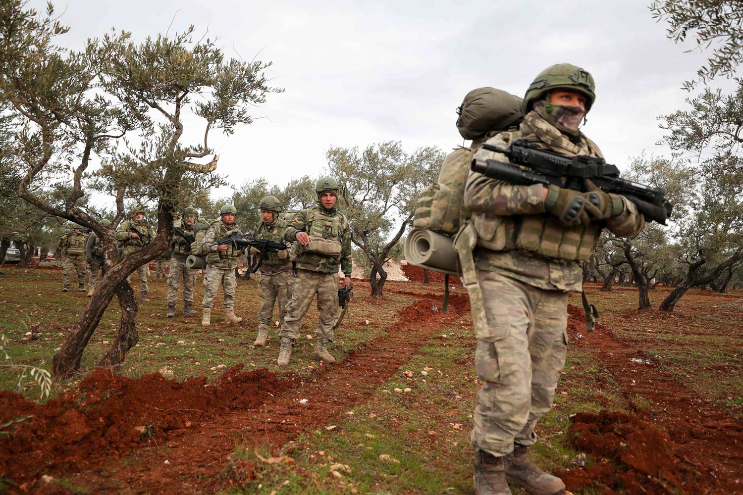 الجيش التركي يعزز قواته لدعم الفصائل السورية