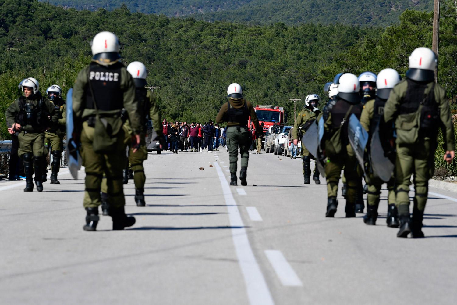 اندلاع اشتباكات بين الشرطة اليونانية ولاجئين يحاولون الدخول عبر الحدود