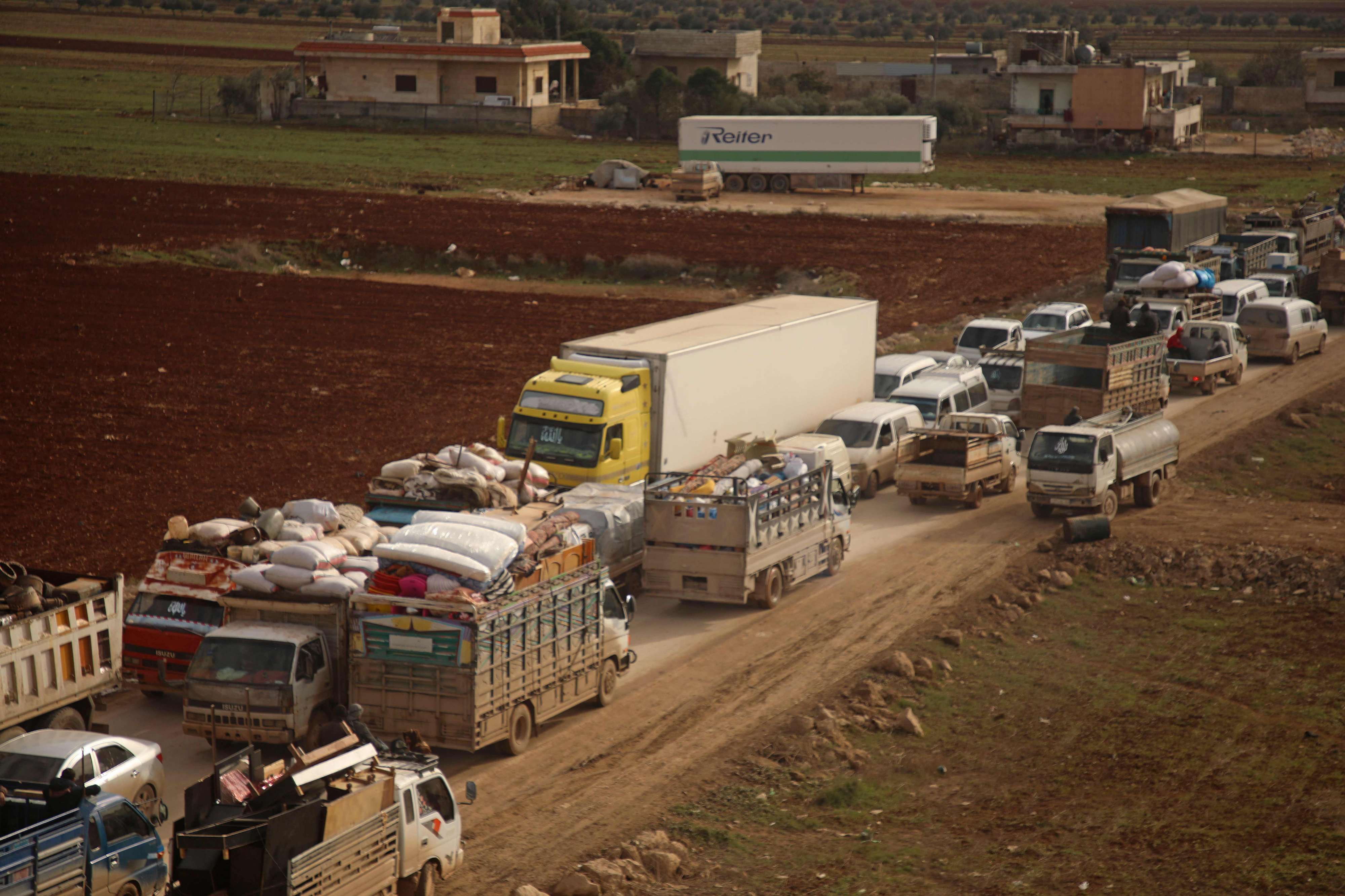 نزوح أكثر من 800 ألف سوري جراء تصاعد الاشتباكات في إدلب