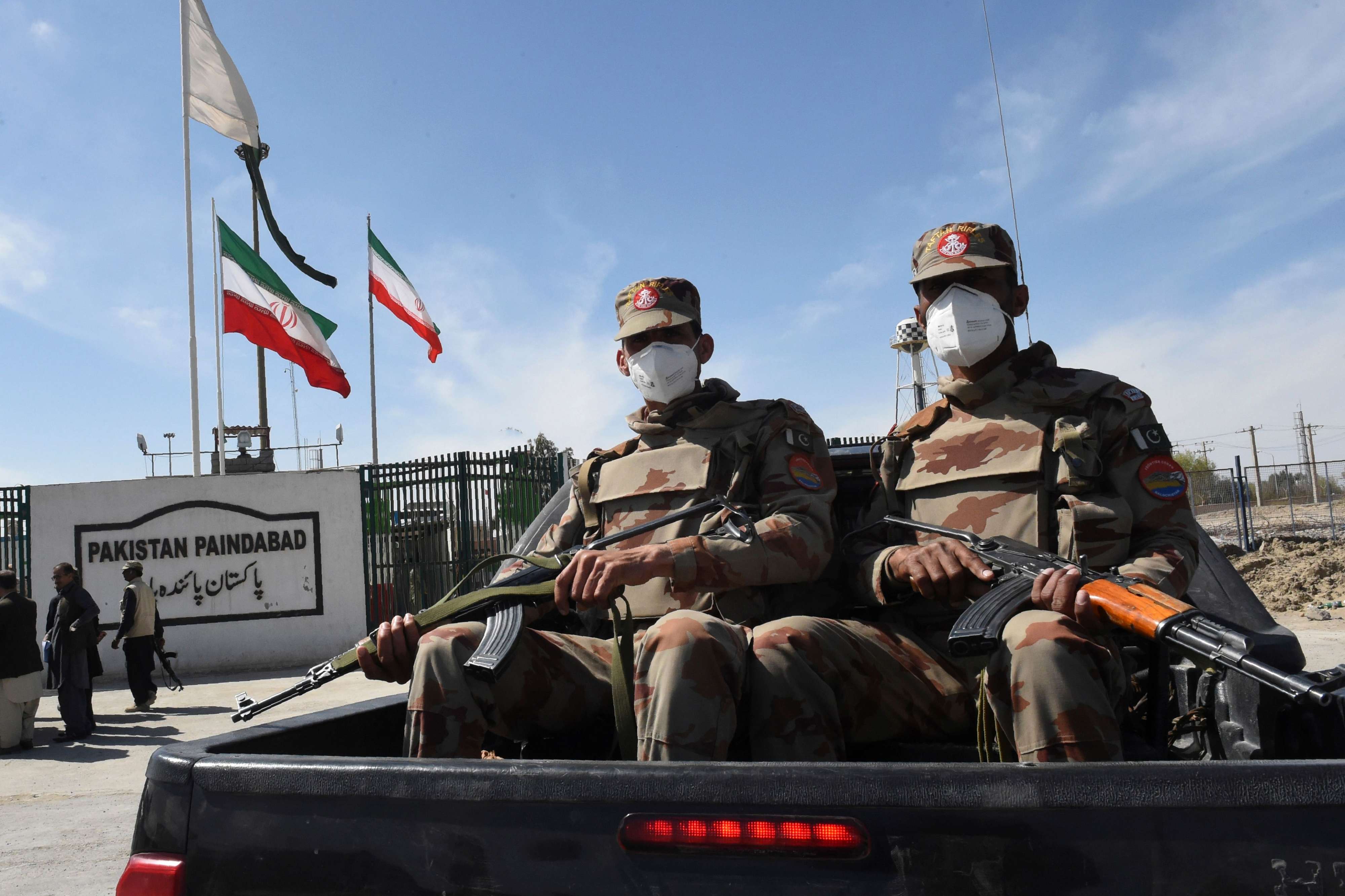 الأقنعة الواقية توشك أن تنفد في إيران والنظام يخفي عدد المصابين