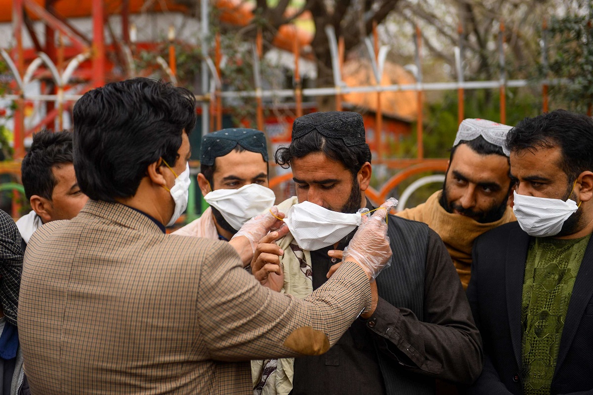 أفغان يلبسون كمامات للوقاية من فيروس كورونا