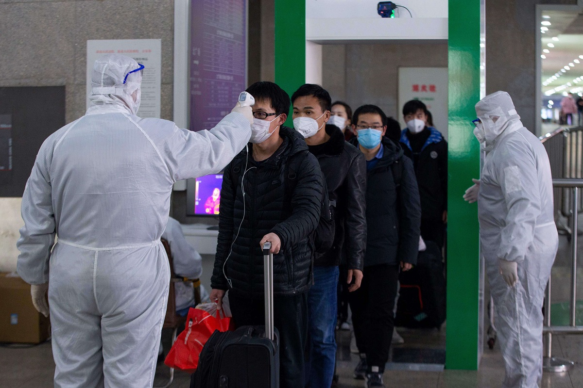 قياس درجة حرارة المسافرين في محطة قطار بالصين كإجراء وقائي ضد كورونا