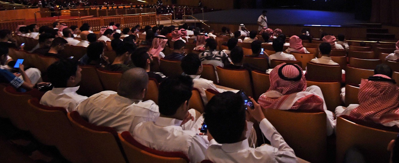 سعوديون يتابعون مهرجانا للأفلام القصيرة في مركز الملك فهد الثقافي بالرياض