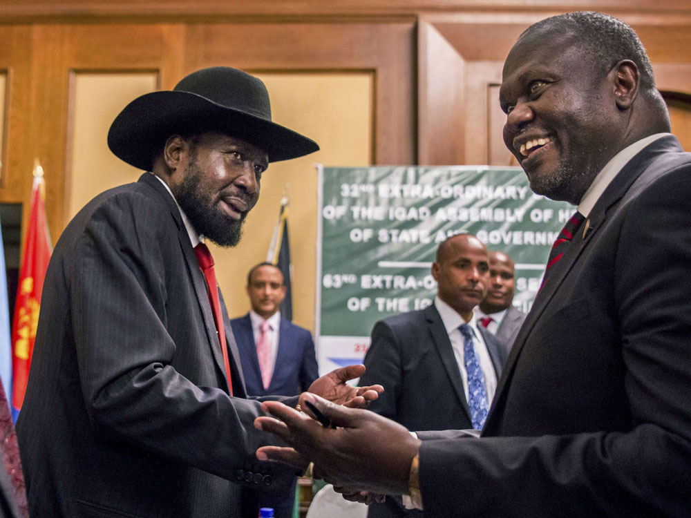 رئيس جنوب السودان سالفا كير (يسار) يصافح زعيم المعارضة ريك مشار