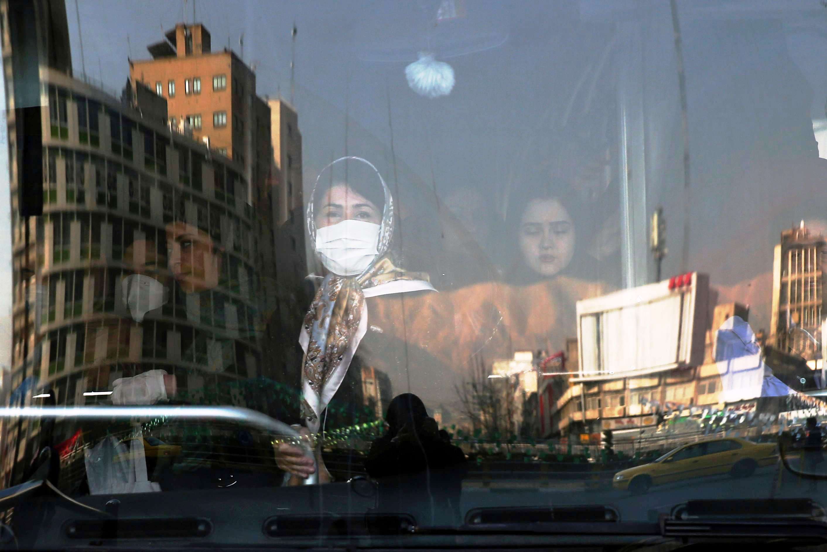 إيران تواجه أياما عصيبة في ظل الانتشار السريع لفيروس كورونا