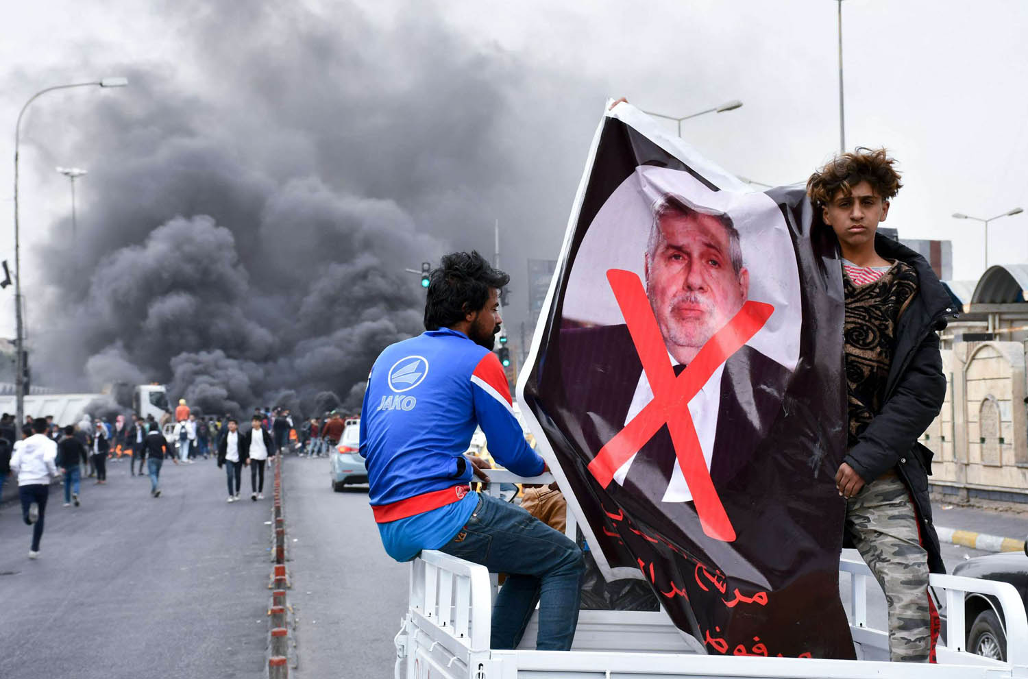 عراقيون يحتجون على اختيار محمد علاوي لرئاسة الحكومة