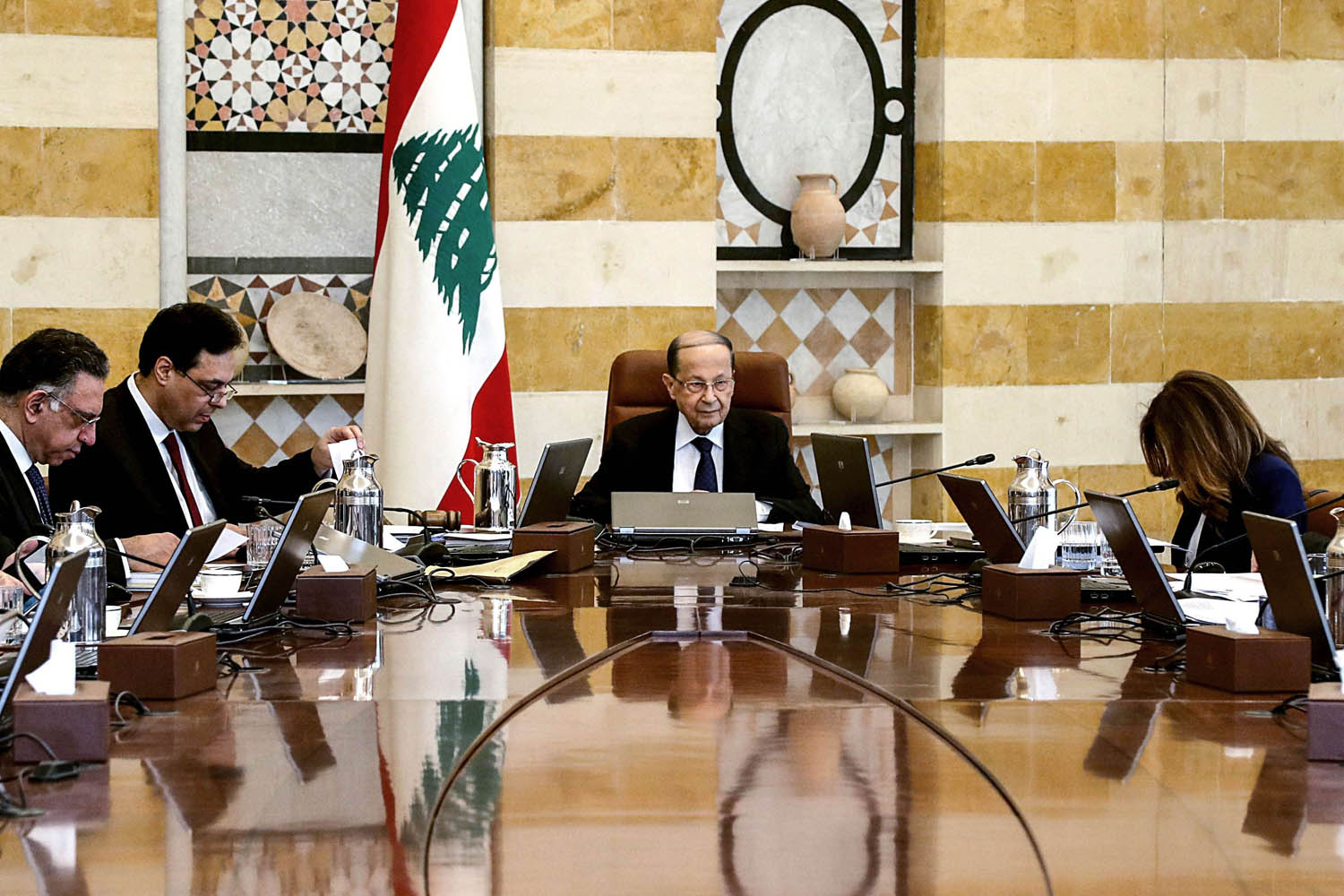 الرئيس اللبناني ميشال عون يرأس جلسة مجلس الوزراء