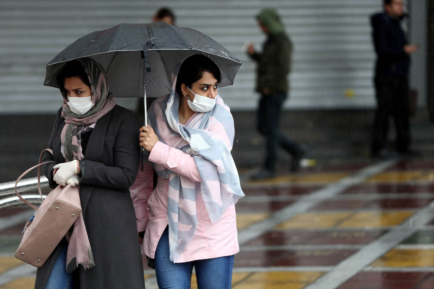 ايرانيتان ترتديان أقنعة تحسبا من فيروس كورونا