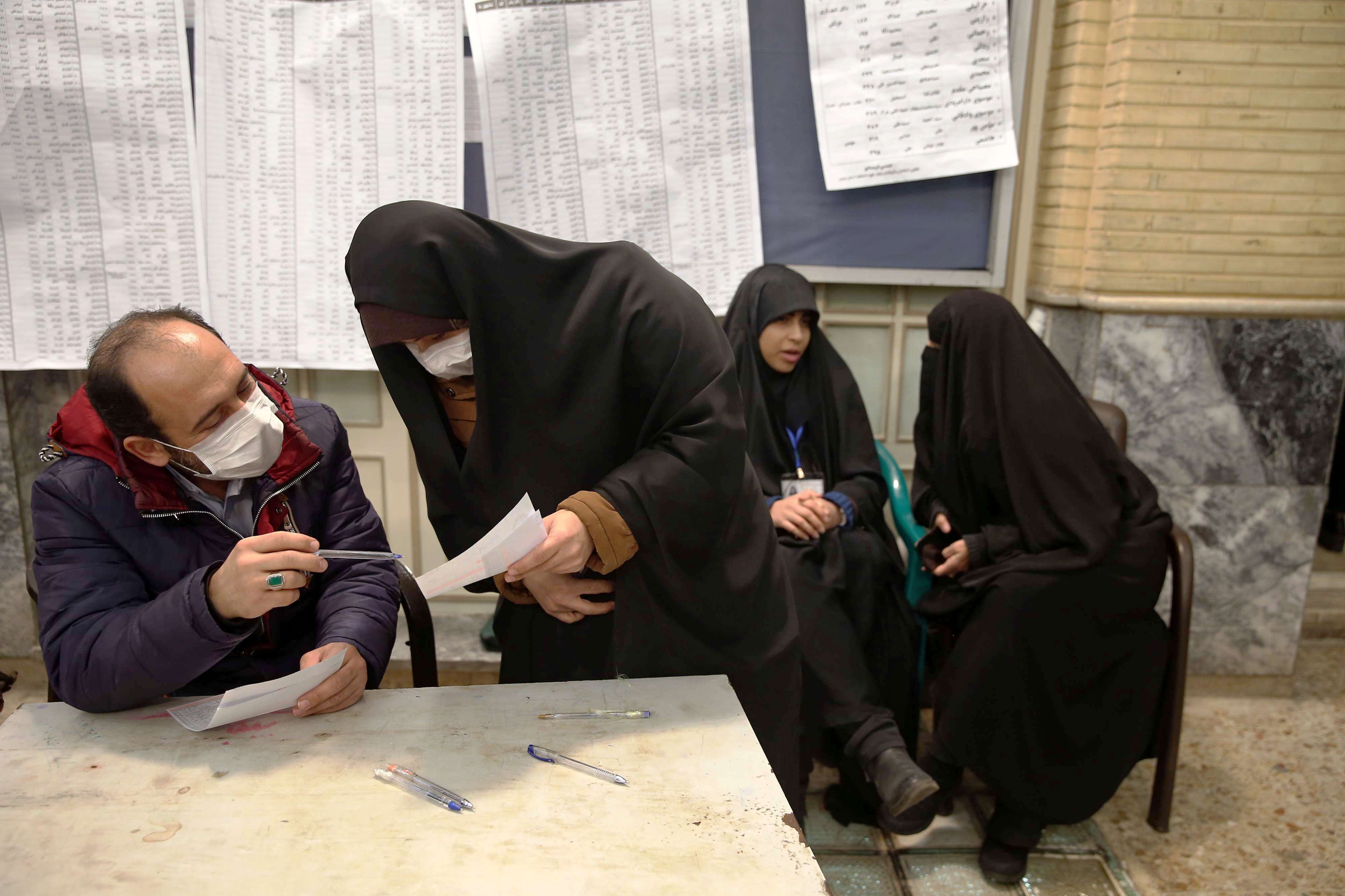 الخوف من تفشي كورونا ألقى بظلاله على مكاتب الاقتراع في إيران