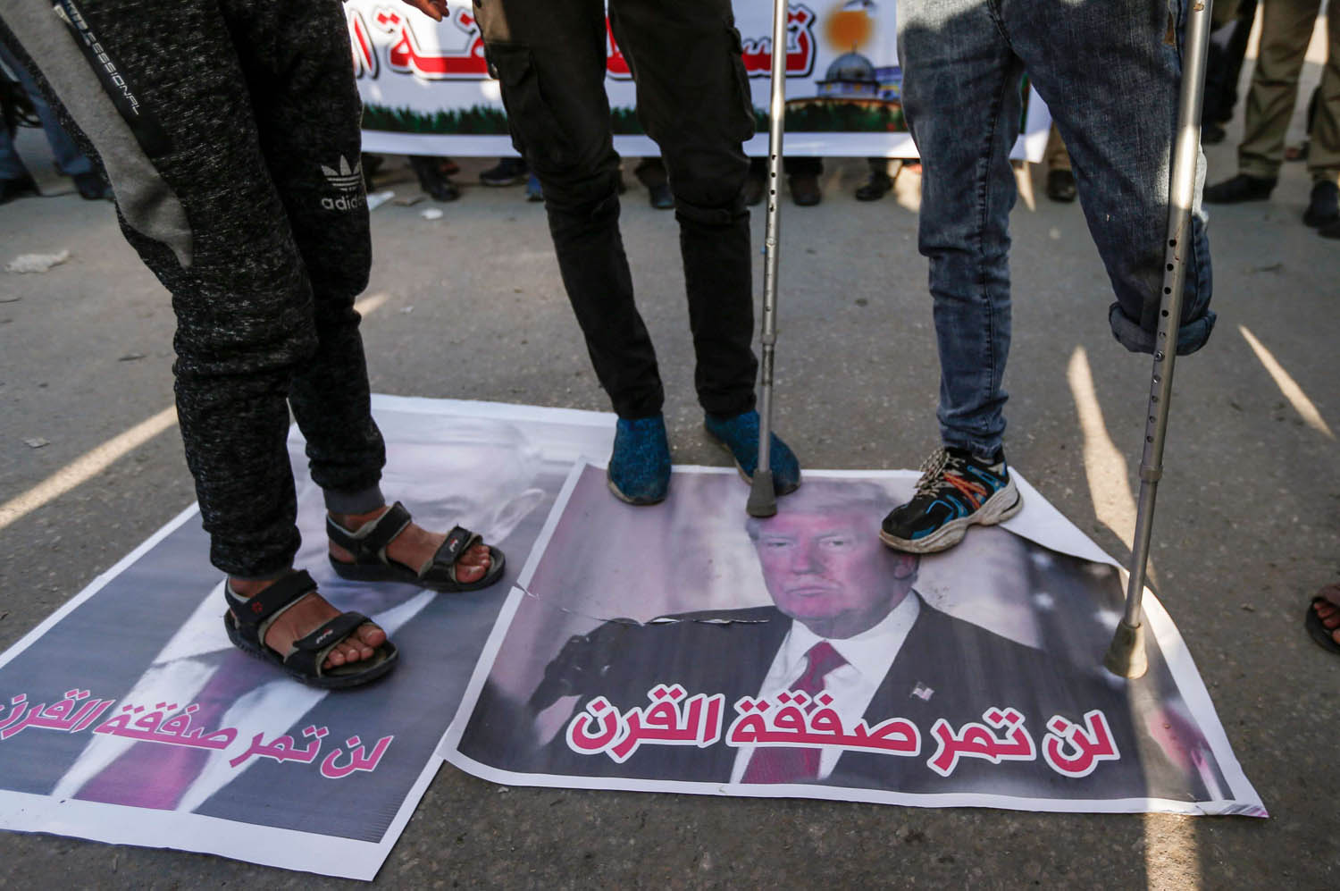متظاهرون فلسطينيون يتظاهرون ف يغزة ضد "صفقة القرن"