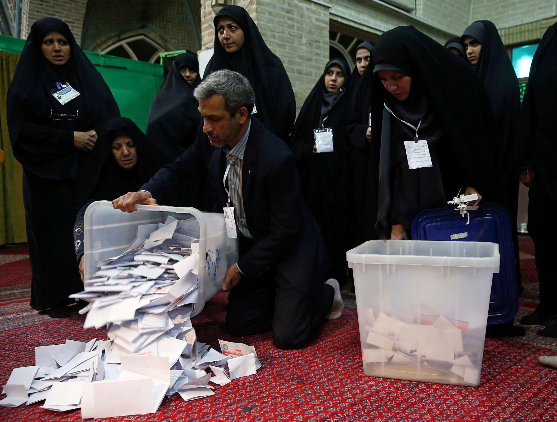 قائمة طويلة من التبريرات الايرانية بشأن ضعف التصويت