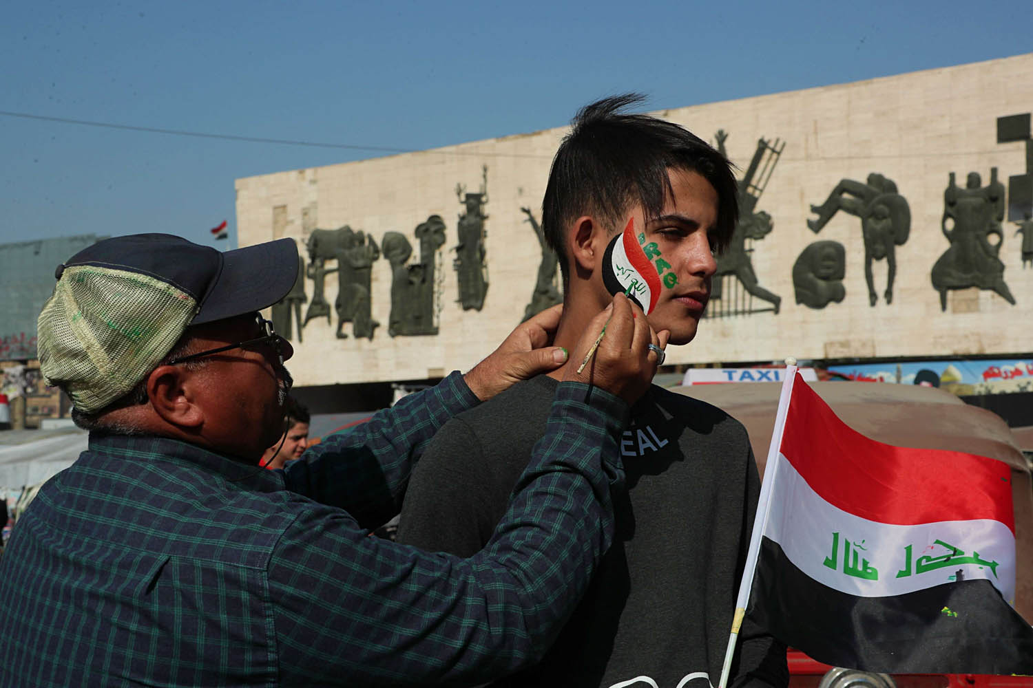 عراقيون يستعدون للتظاهر بالقرب من ساحة الحرير وسط بغداد