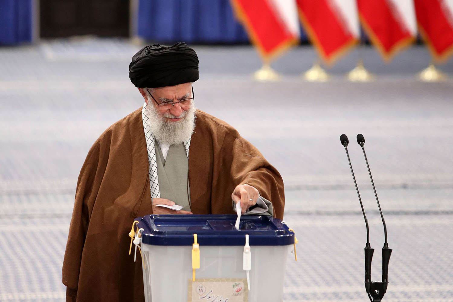 المرشد الأعلى علي خامنئي يدلي بصوته في الانتخابات الإيرانية