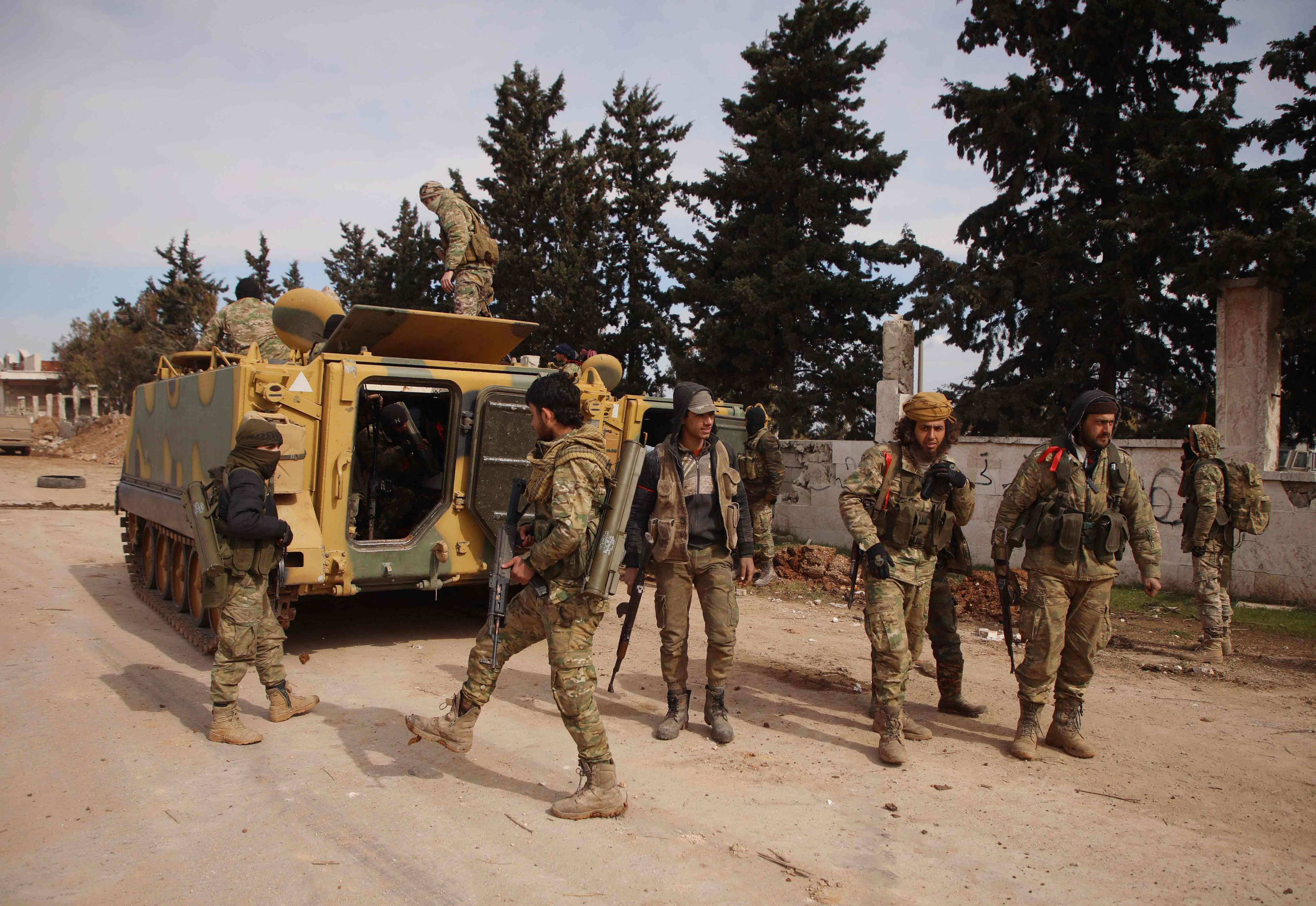 المجموعات المدعومة تركيا باتت تسيطر على نصف محافظة ادلب