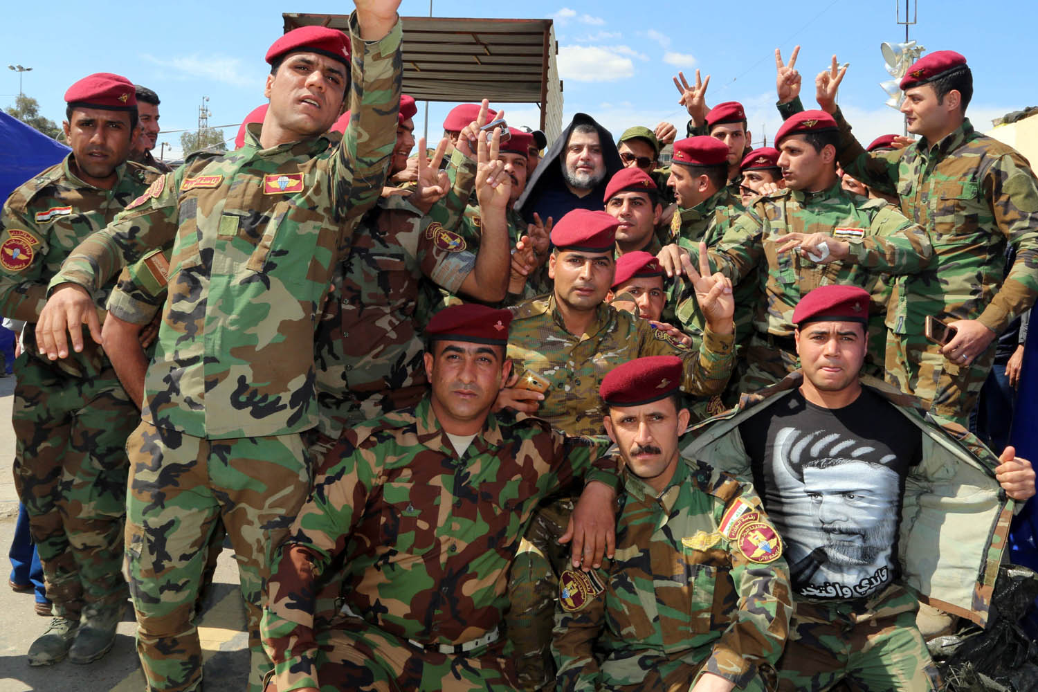 جنود عراقيون يتجمعون لأخذ سيلفي مع الزعيم الشيعي مقتدى الصدر