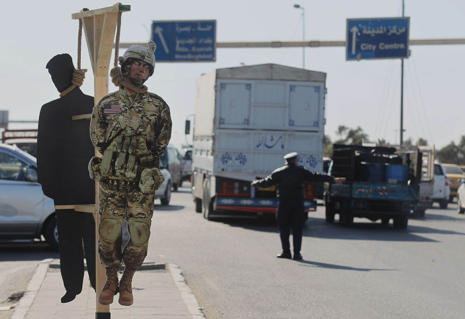دمى معلقة في مدينة الصدر تشير إلى اعدام جنود أميركيين والرئيس دوالد ترامب