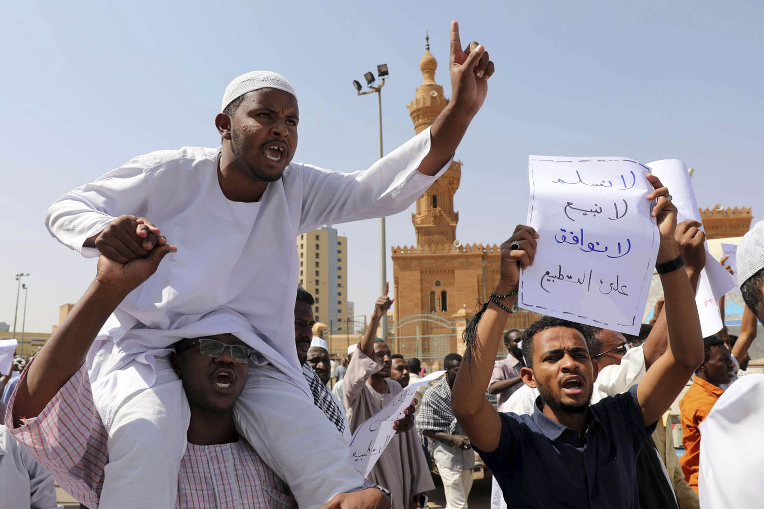 سودانيون يتظاهرون ضد لقاء البرهان بنتانياهو