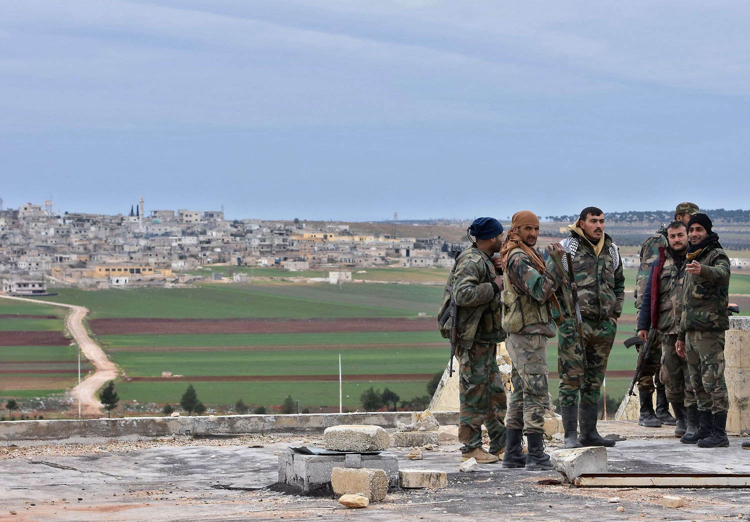 سرية من الجيش السوري على مقربة من حلب