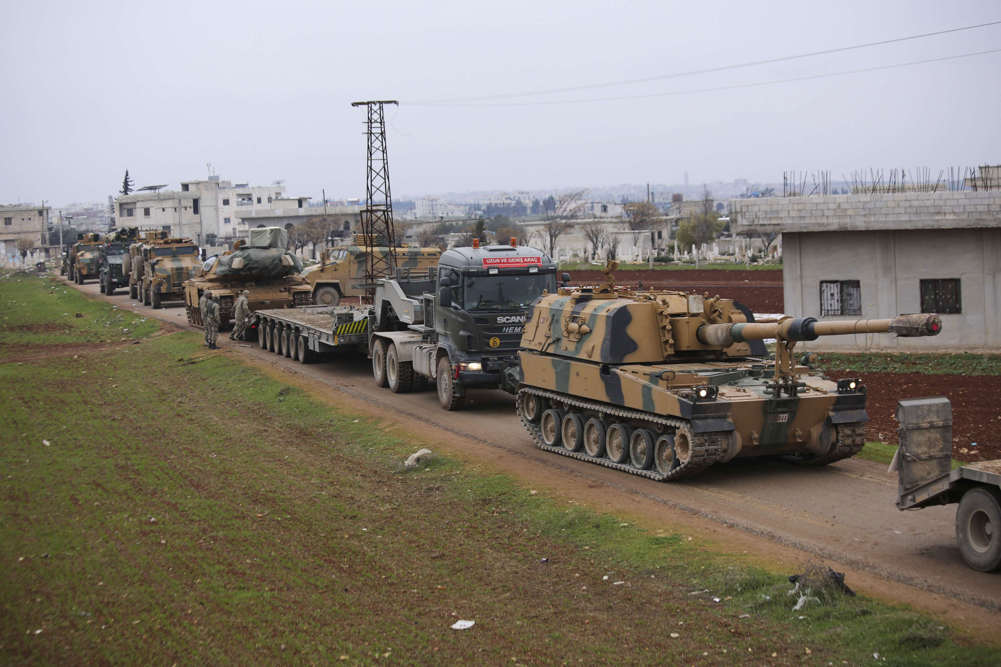 تركيا دفعت بتعزيزات عسكرية اضافية مع سيطرة الجيش السوري على مواقع استراتيجية في آخر معقل للمعارضة السورية