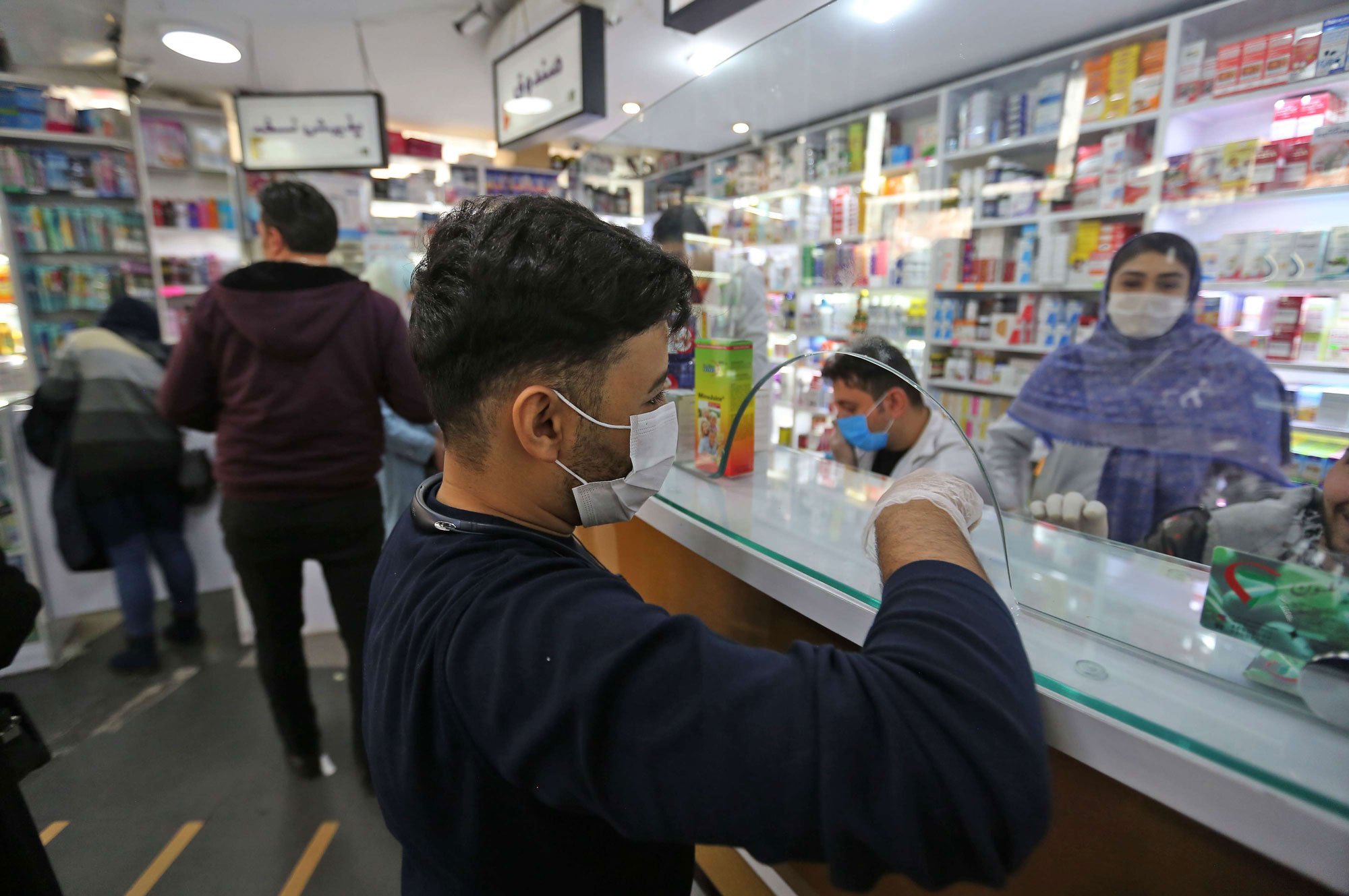 اقبال كبير على شراء الأقنعة الطبية الواقية في ايران