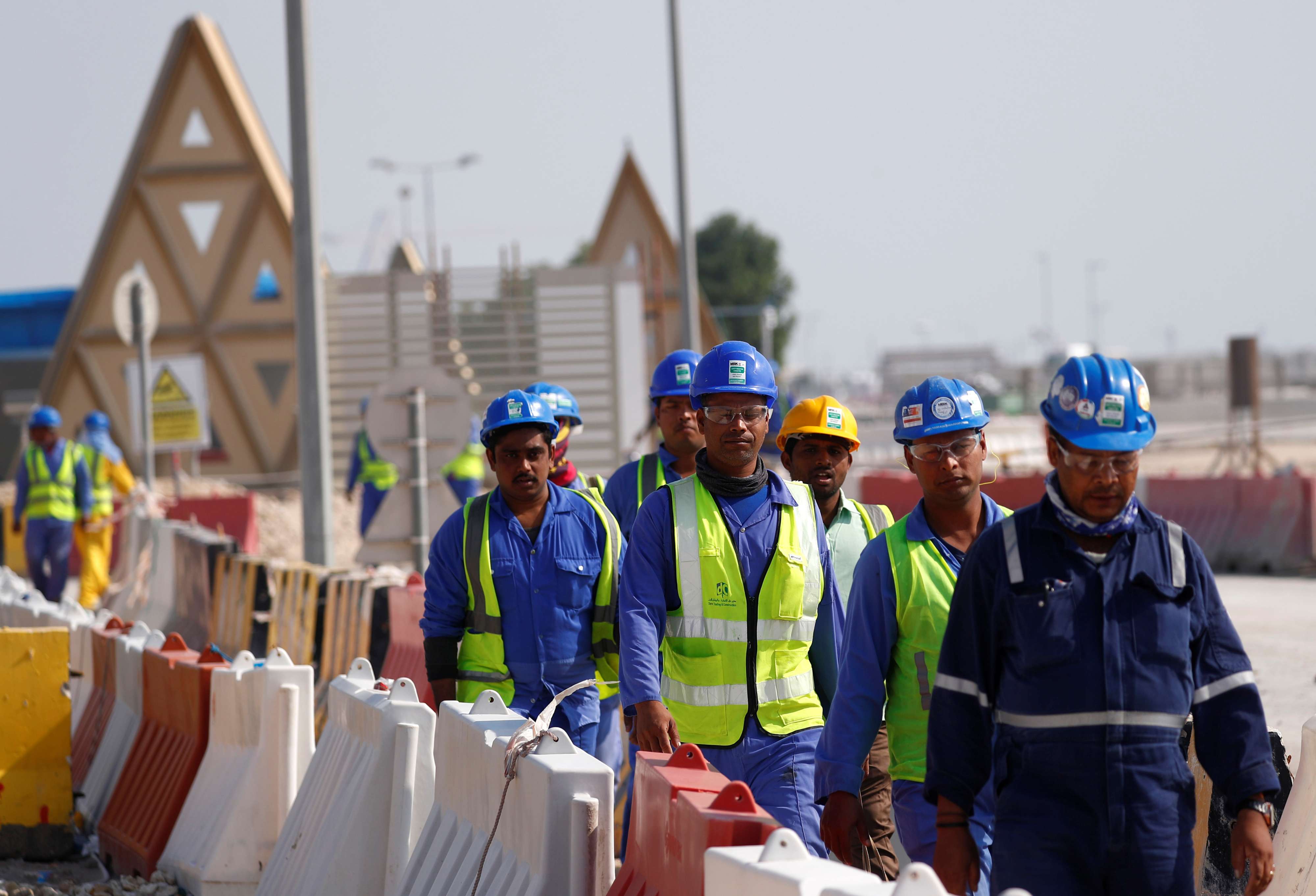 الامراض القاتلة تتربص بالعمال في المونديال
