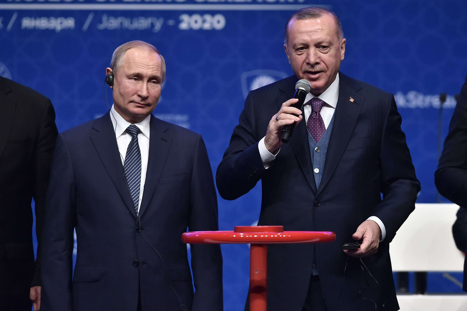 أردوغان يلعب بنار النفط مع بوتين بعد خسارة إدلب