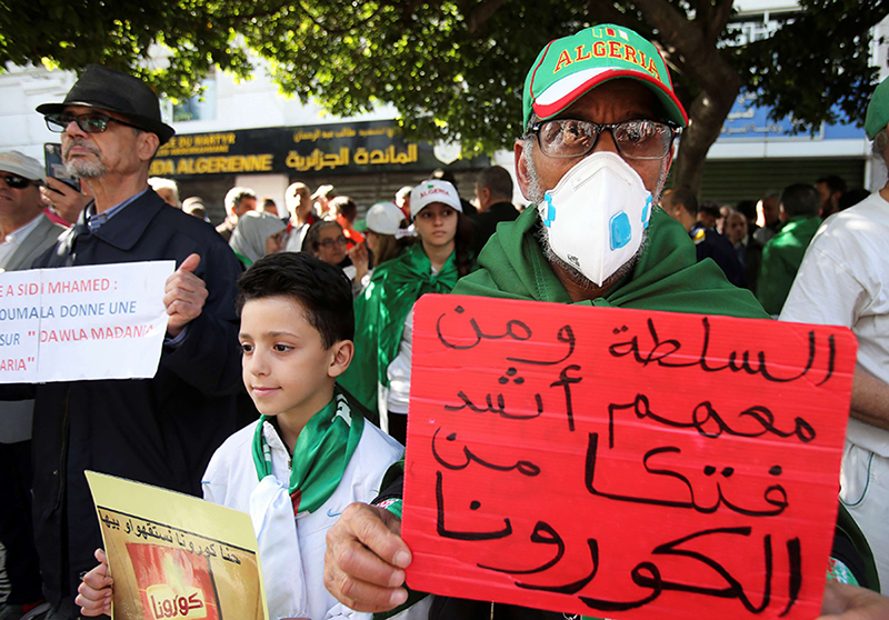 معاناة الجزائريين تتضاعف: كورونا وبقايا النظام السابق معا 