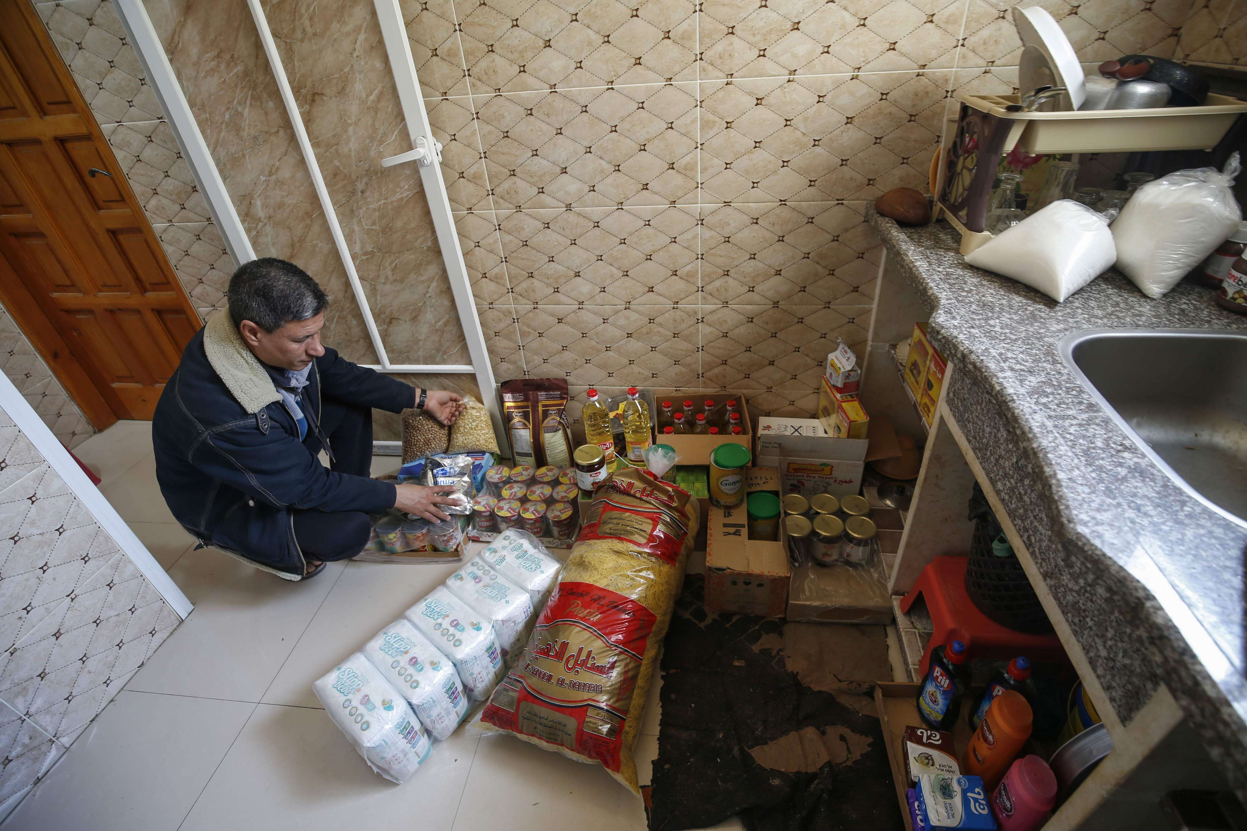 العائلات في غزة تقوم بتخزين المواد الغذائية خوفا من انتشار الفيروس