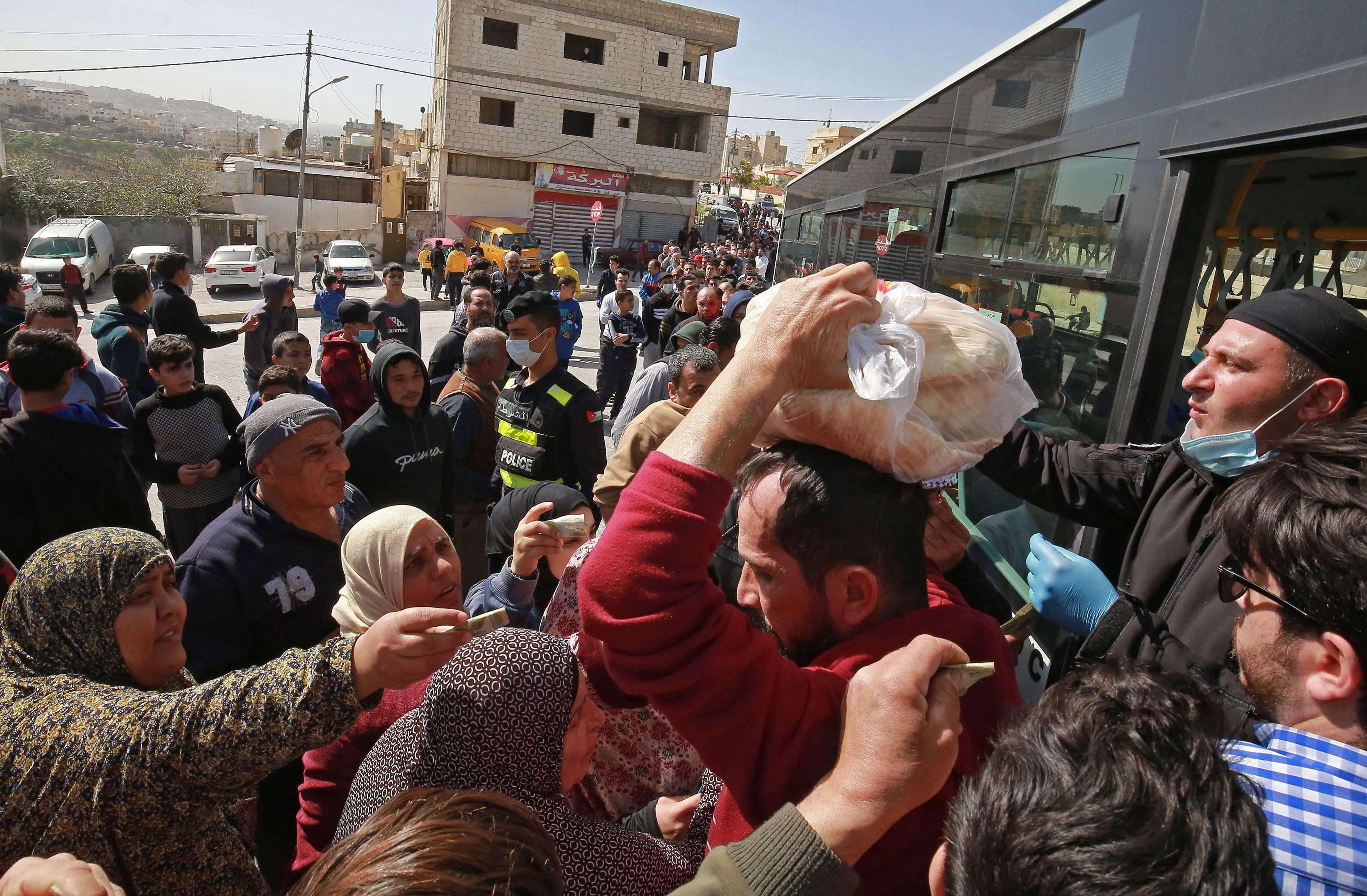 السلطات الاردنية عبرت عن انزعاجها من التدافع اثناء توزيع الخبز على المواطنين
