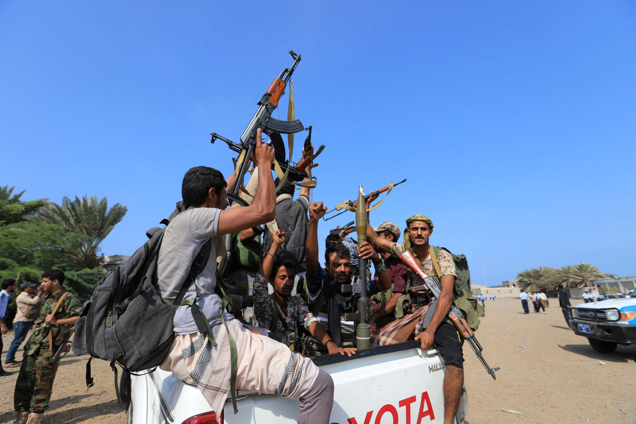 انتهاكات الحوثي أجبرت عشرات الآلاف على النزوح 