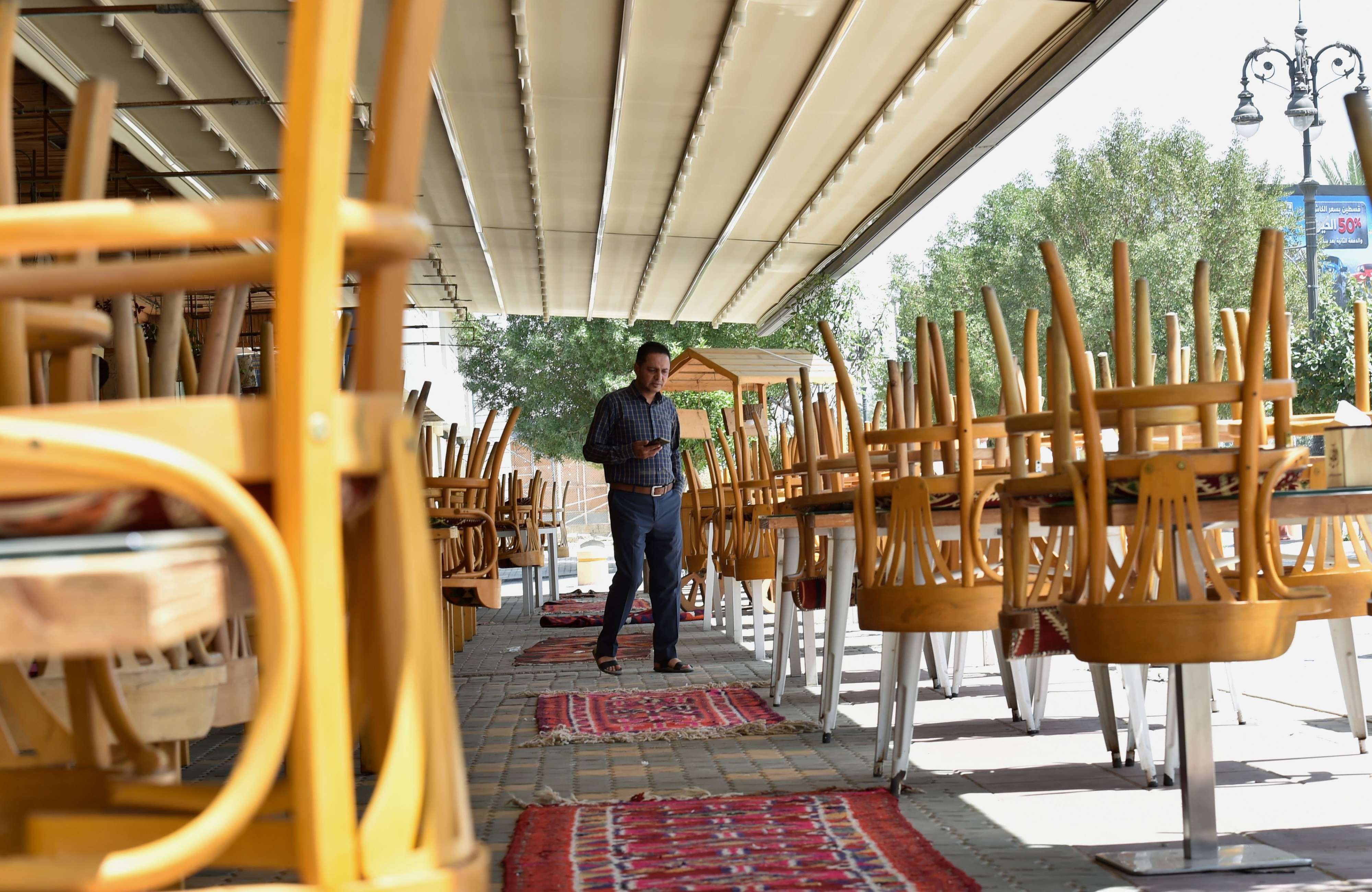 المغرب يغلق المقاهي ويمنع التجمعات لمواجهة كورونا