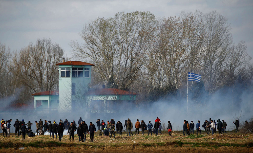آلاف المهاجرين يحاولون يوميا اختراق الحدود اليونانية