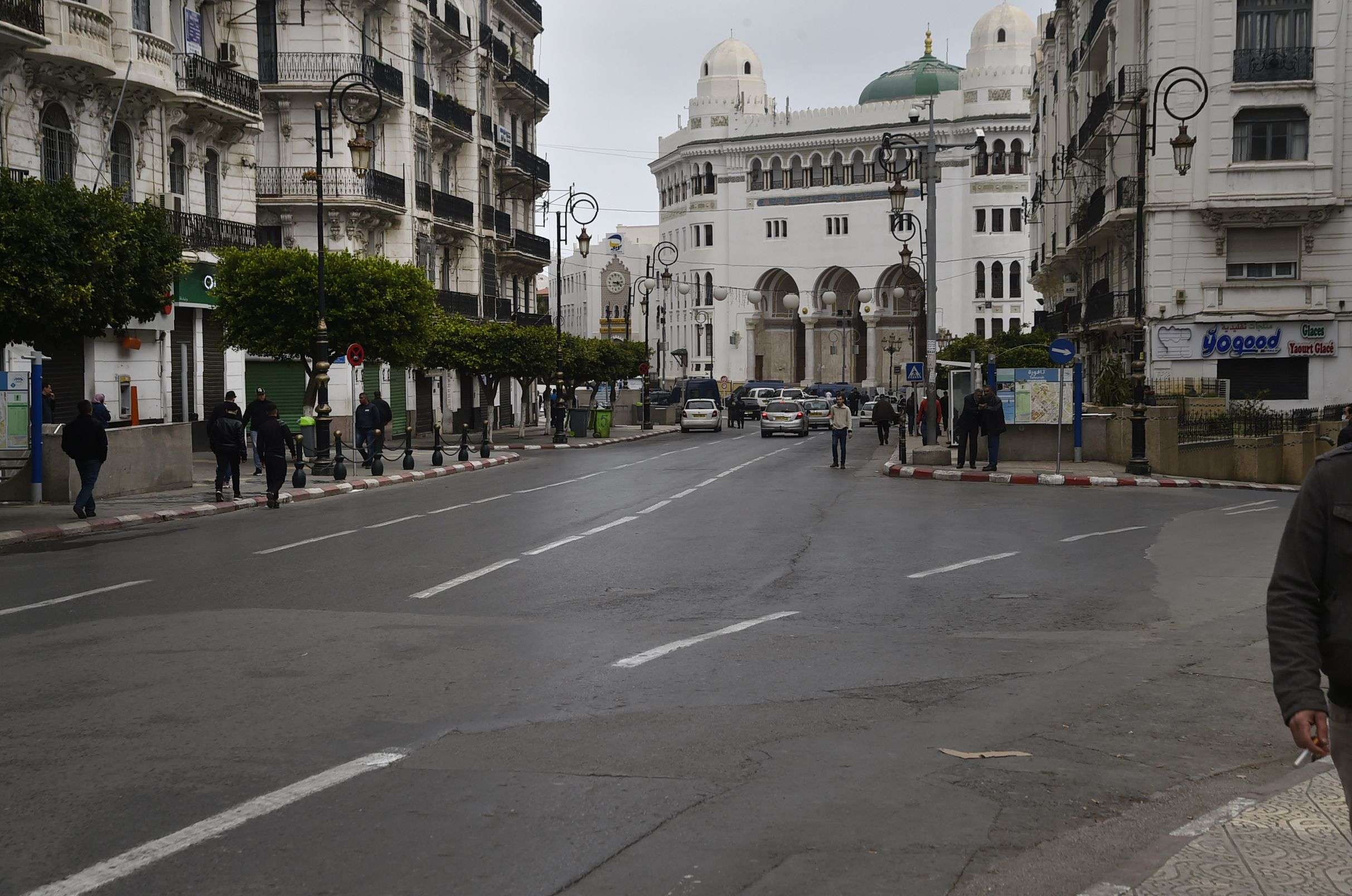 كورونا يخلي ساحات الاحتجاج في الجزائر