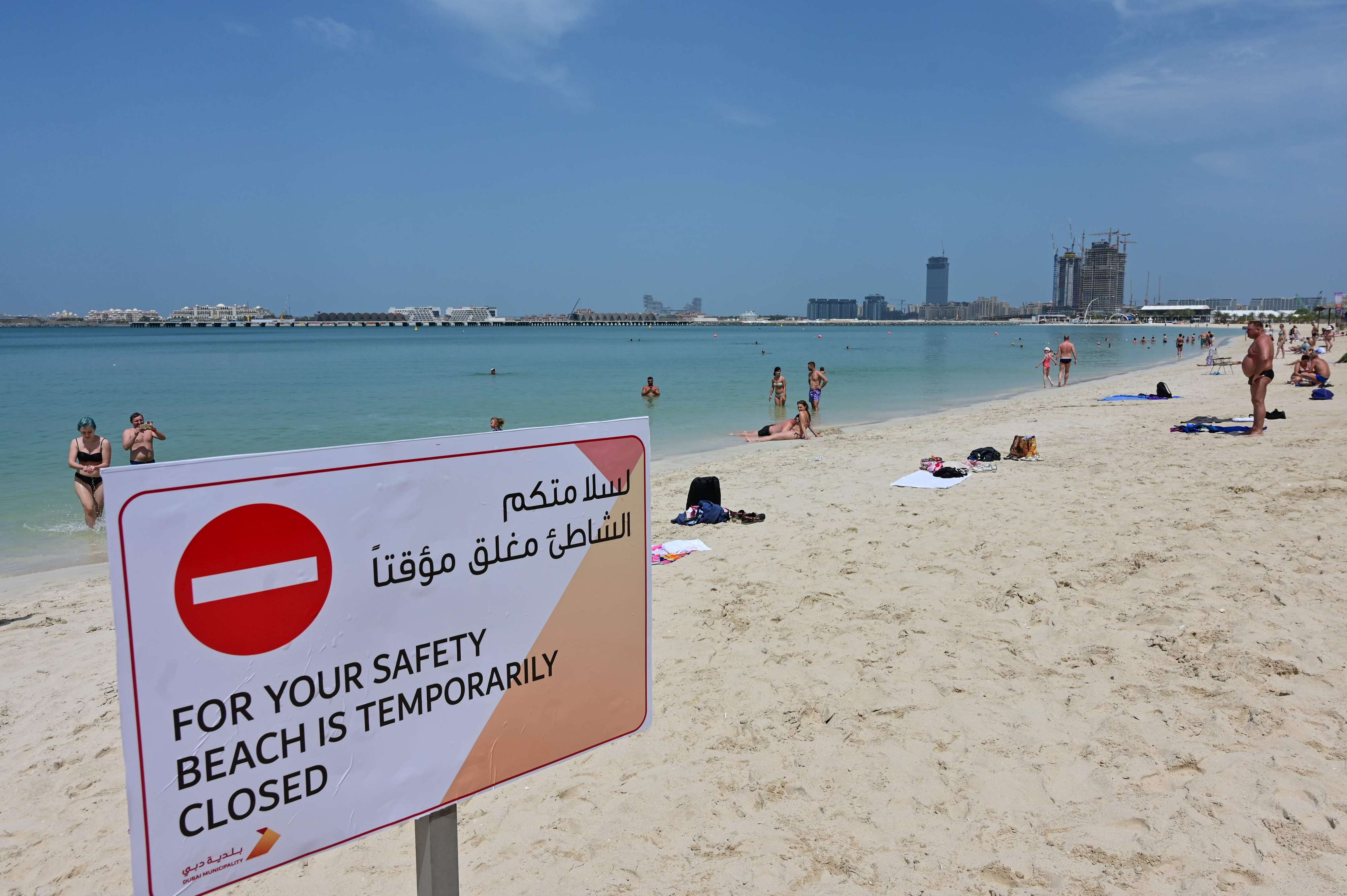الإمارات تشدد إجراءات السلامة من كوفيد-19