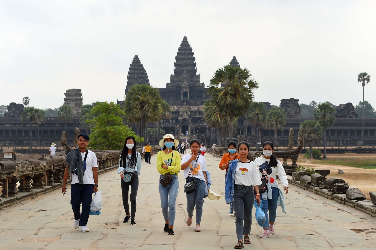 سياح يلبسون كمامات واقية اثناء زيارتهم لمعابد أنغكور  في كمبوديا 