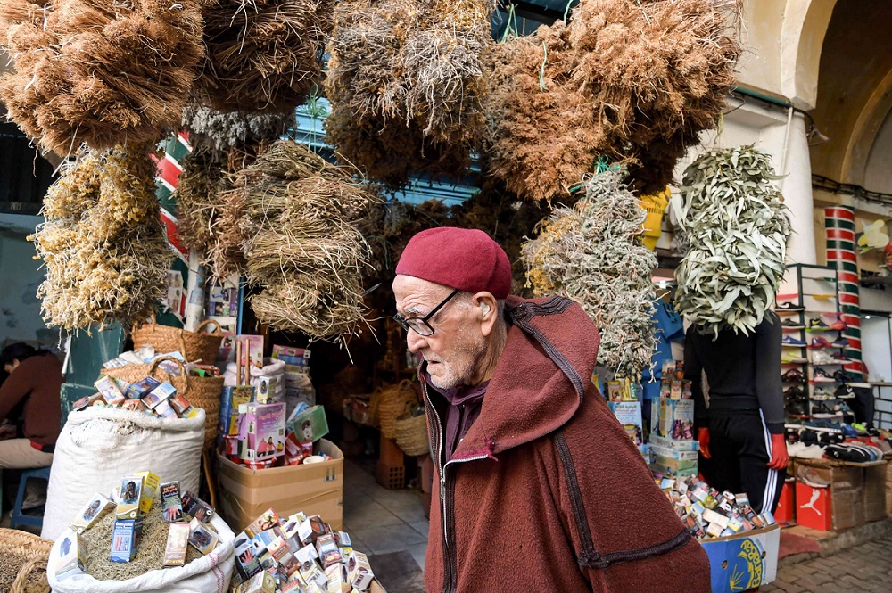 تونسي مسن يتمشى في سوق العطارين بوسط العاصمة
