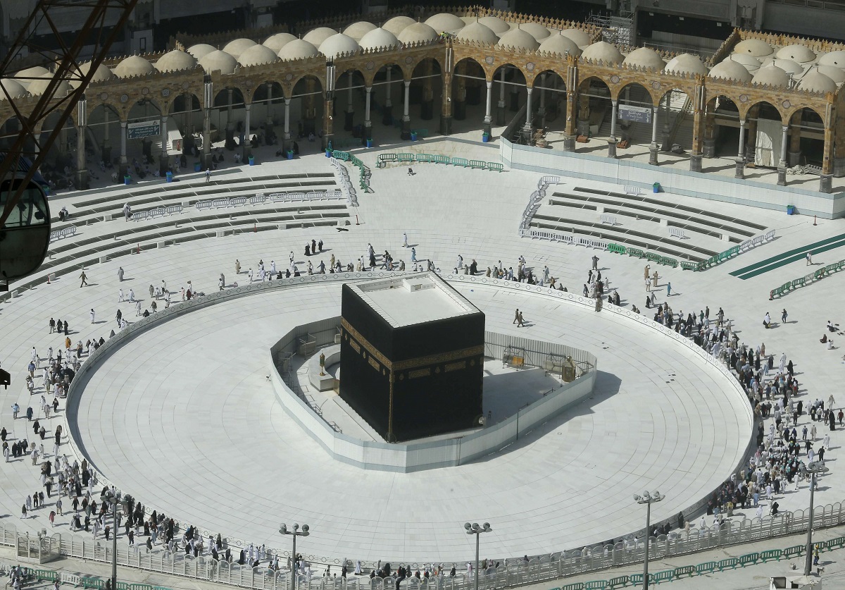 مئات الأشخاص يشاركون في الطواف حول الكعبة 