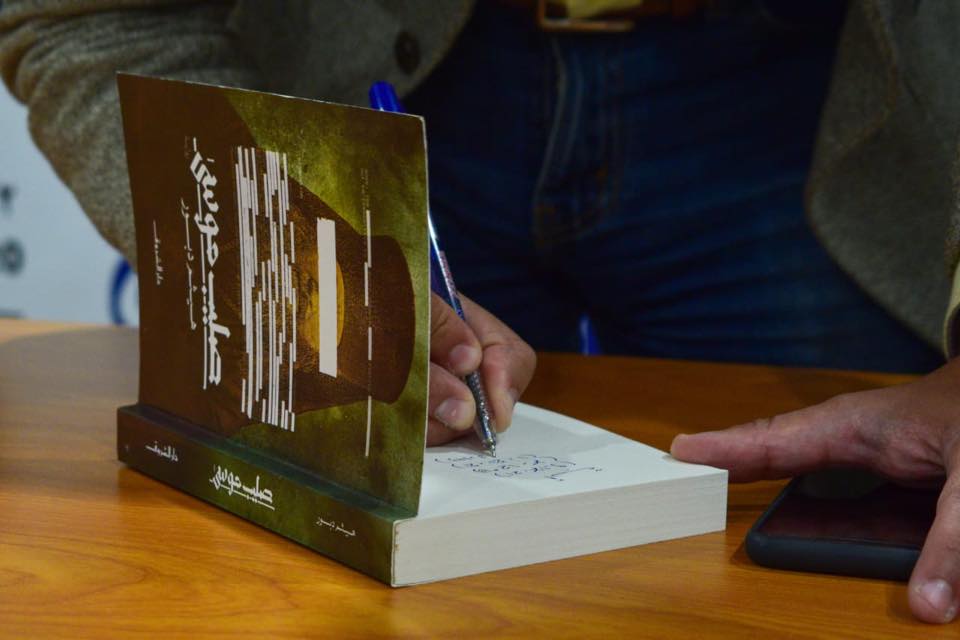 الكاتب هيثم دبور يوقع روايته "صليب موسى" (الصورة من صفحة الكاتب على فيسبوك)