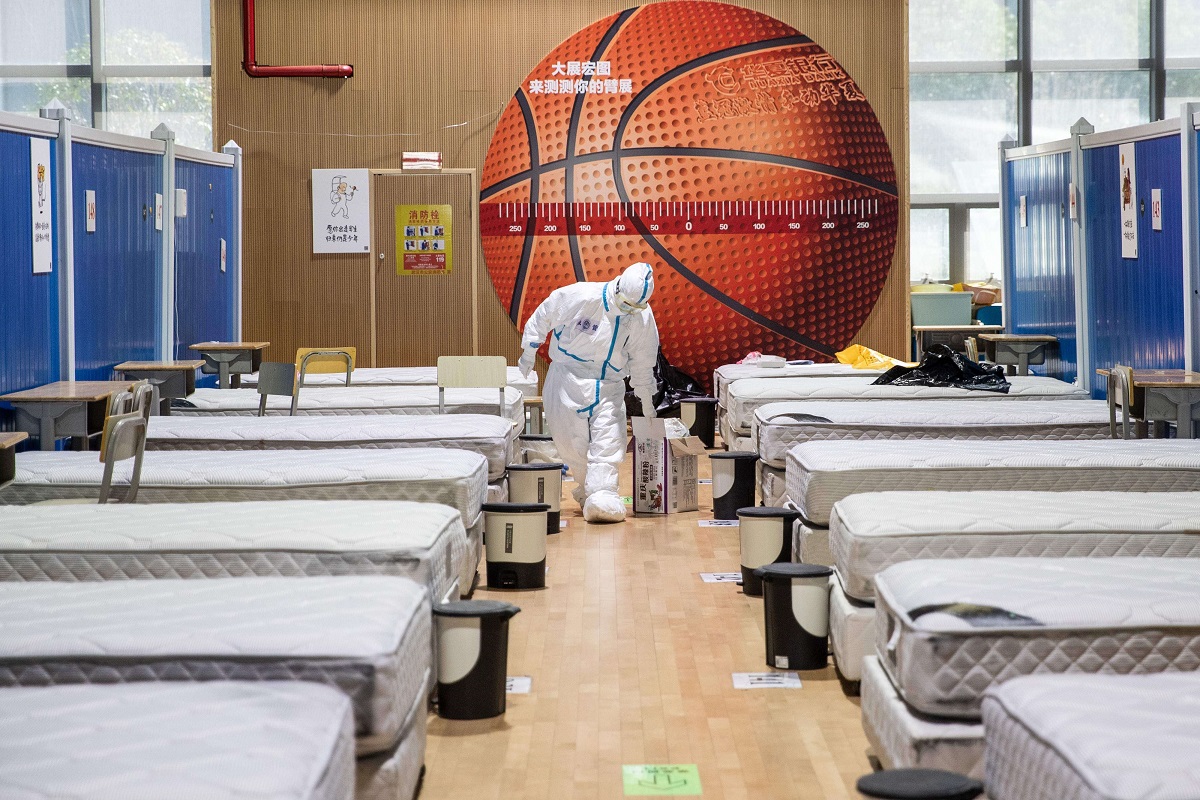 ممرض يجمع النفايات بعد خروج جميع المرضى في مستشفى مؤقت في ووهان 