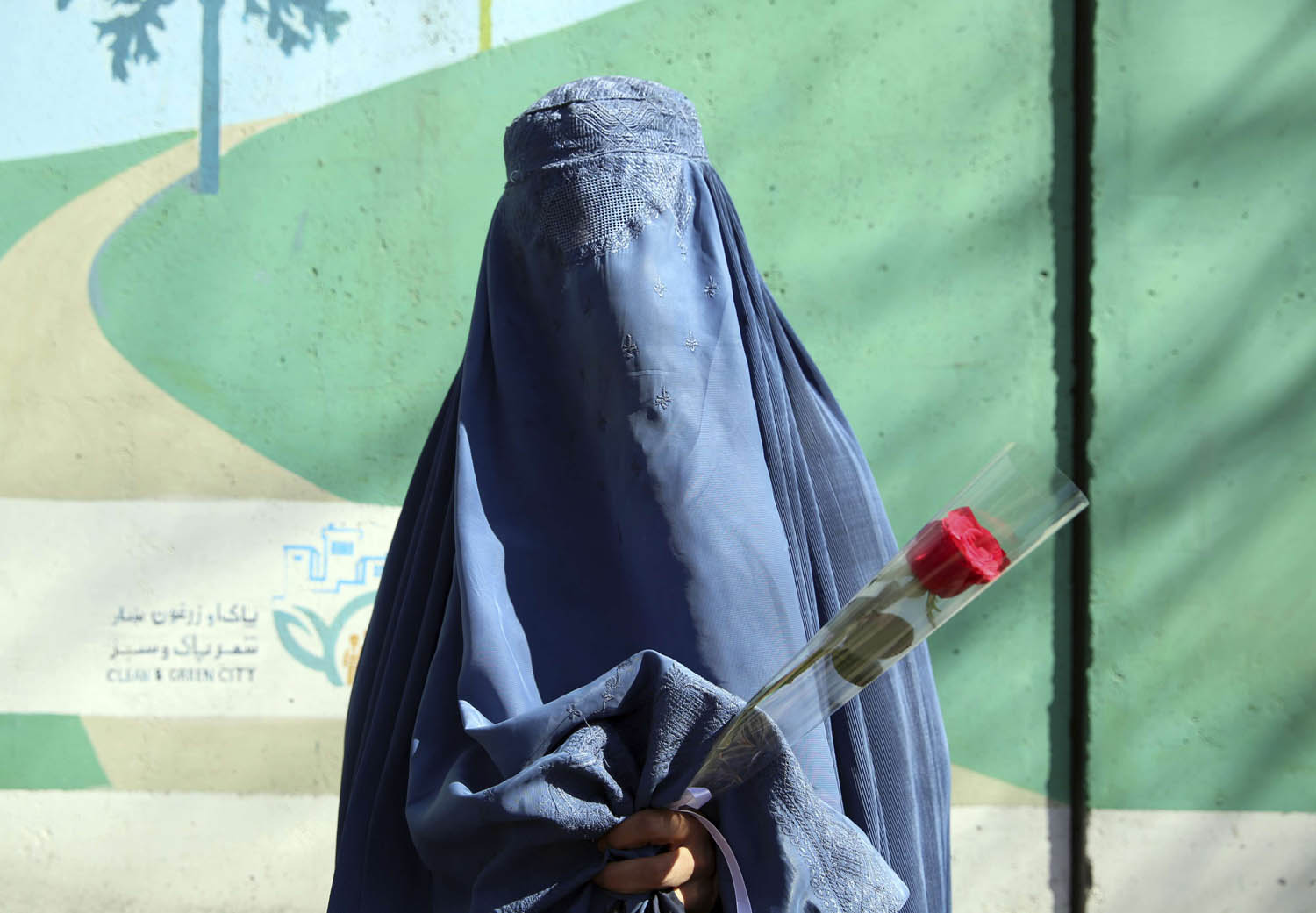 افغانية تحتفل بعيد المرأة وسط كابول