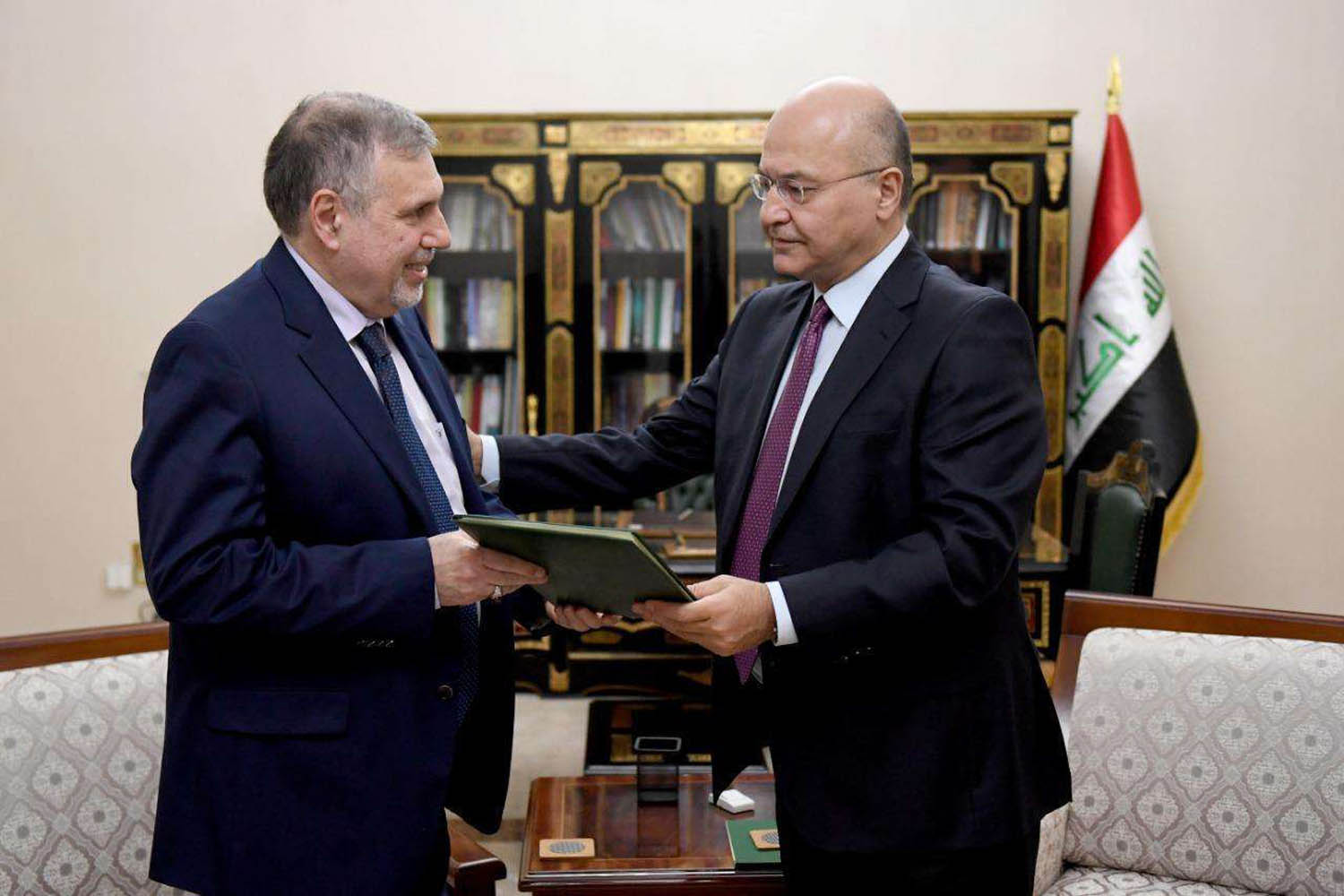 الرئيس العراقي برهم صالح مع محمد توفيق علاوي اثناء تكليفه بالحكومة