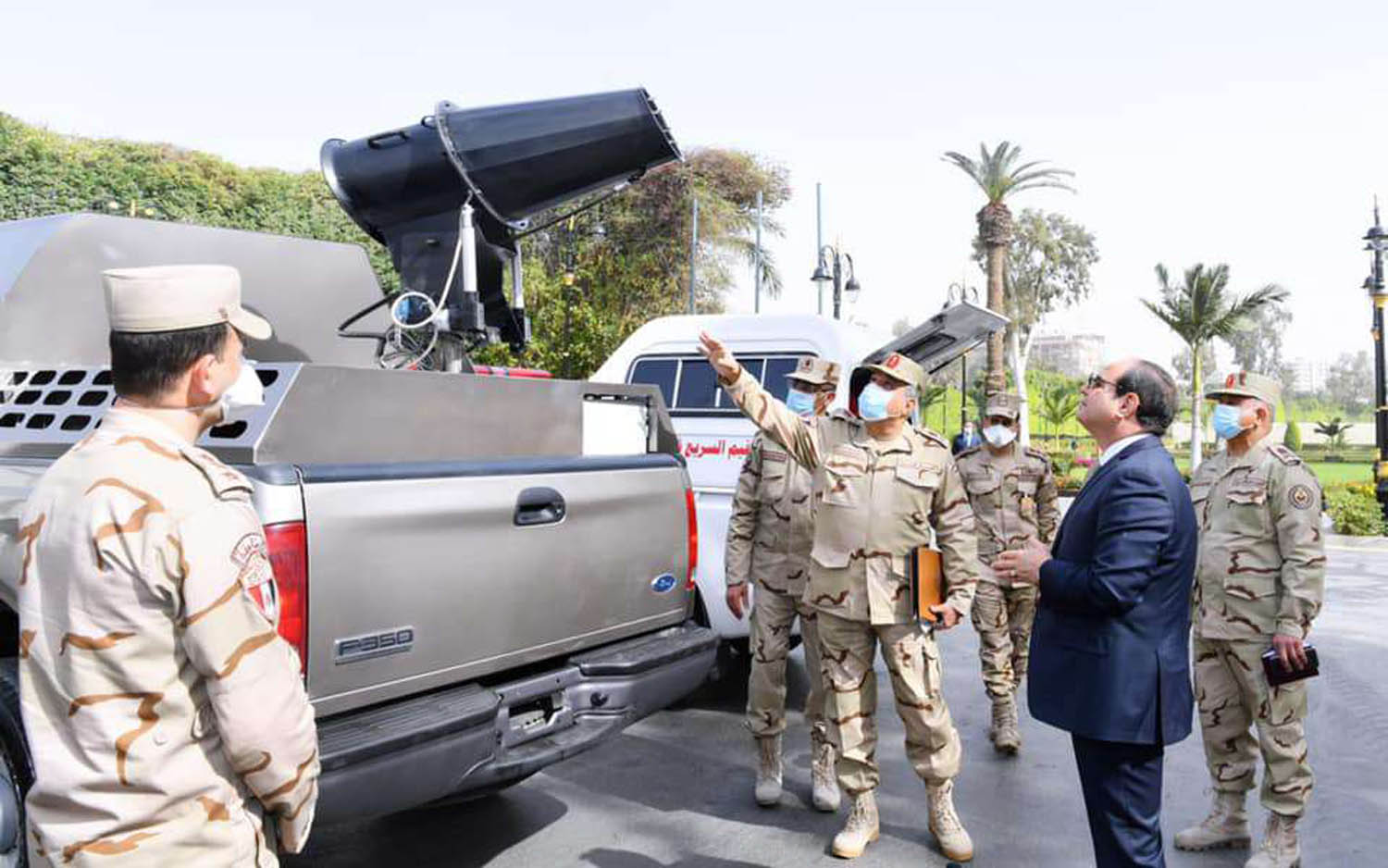 الرئيس المصري عبدالفتاح السيسي مع ضباط من الجيش يتفقد اجراءات مقاومة فيروس كورونا