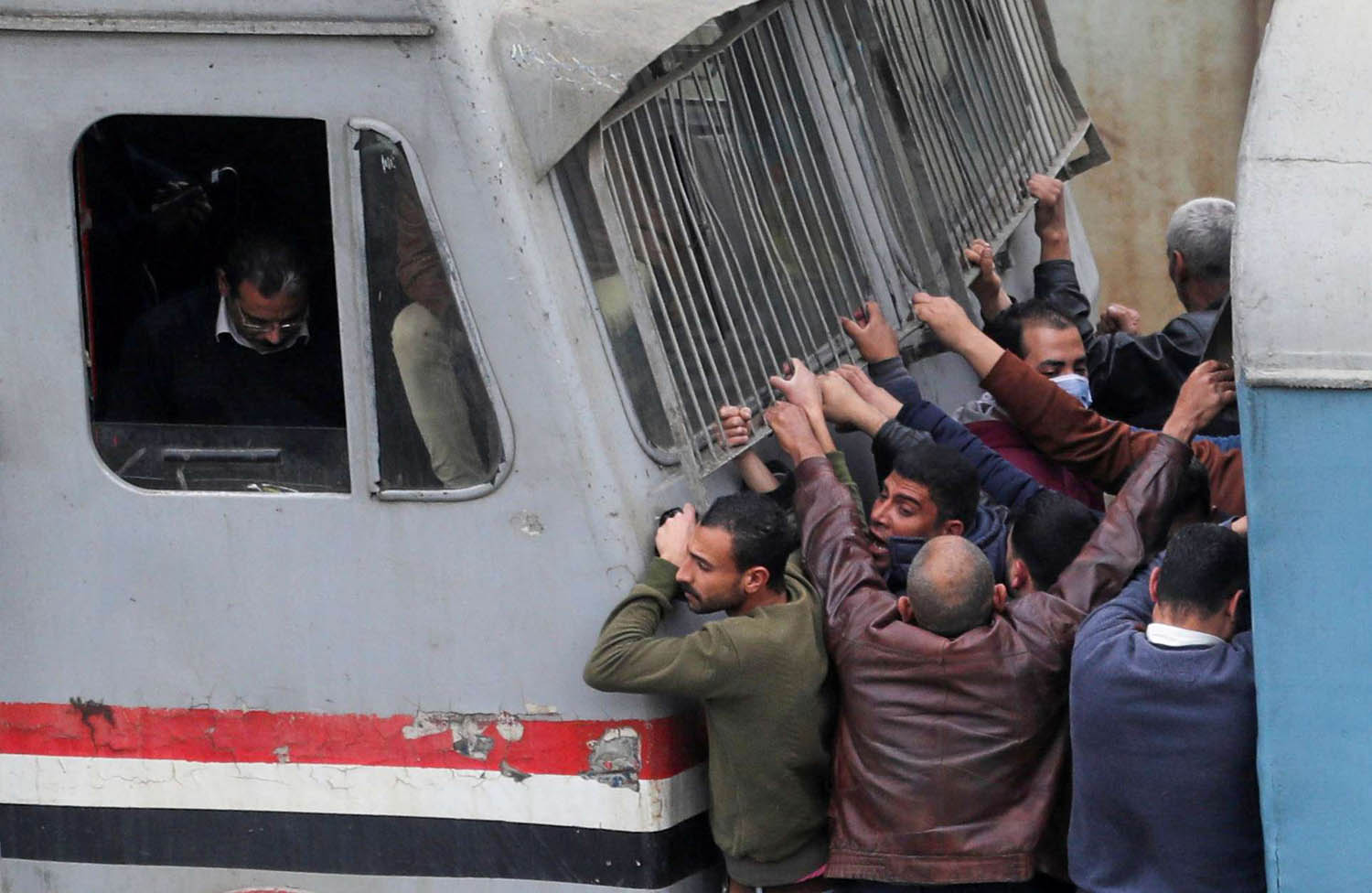 مصريون يتعلقون بحافات عربات القطار على الرغم من تحذيرات كورونا