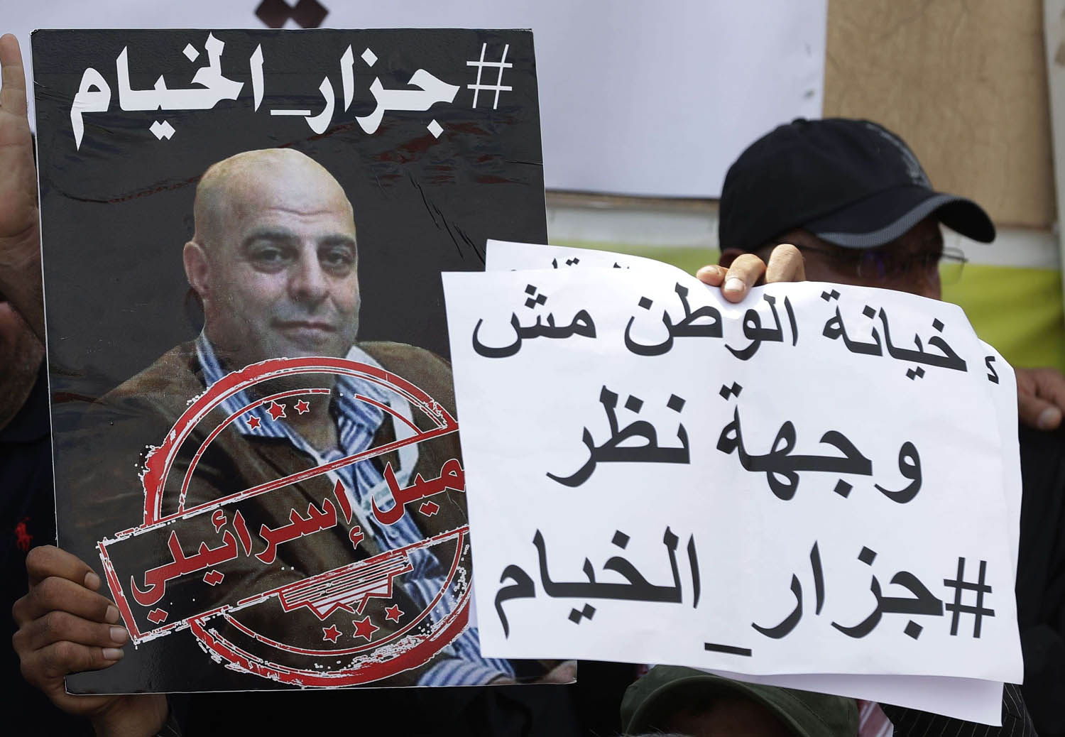 متظاهر يندد باطلاق سراح عامر فاخوري